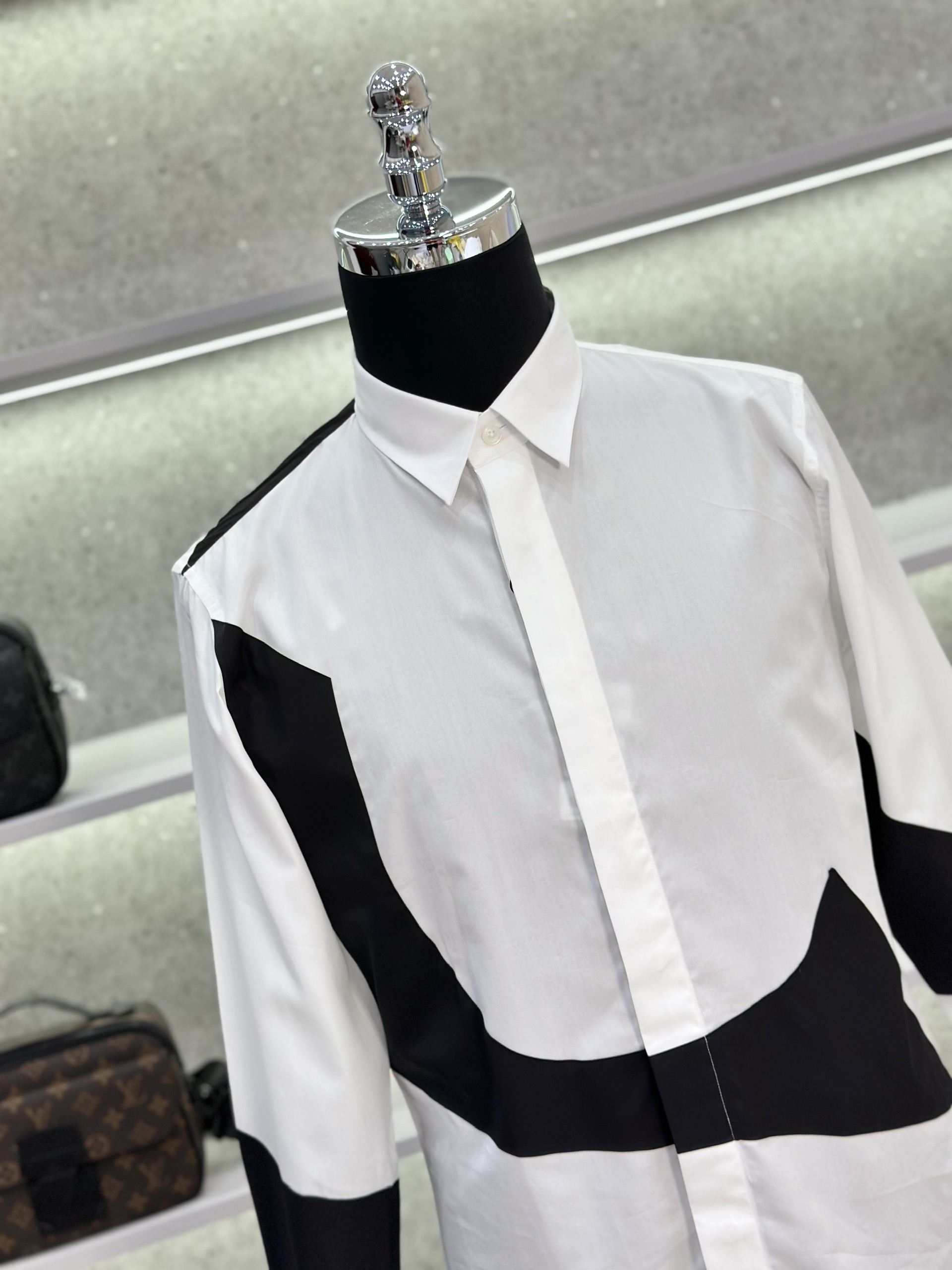 Áo sơ mi dài tay McQueen MCQ Trắng phối Đen trơn Like Auth on web VTN