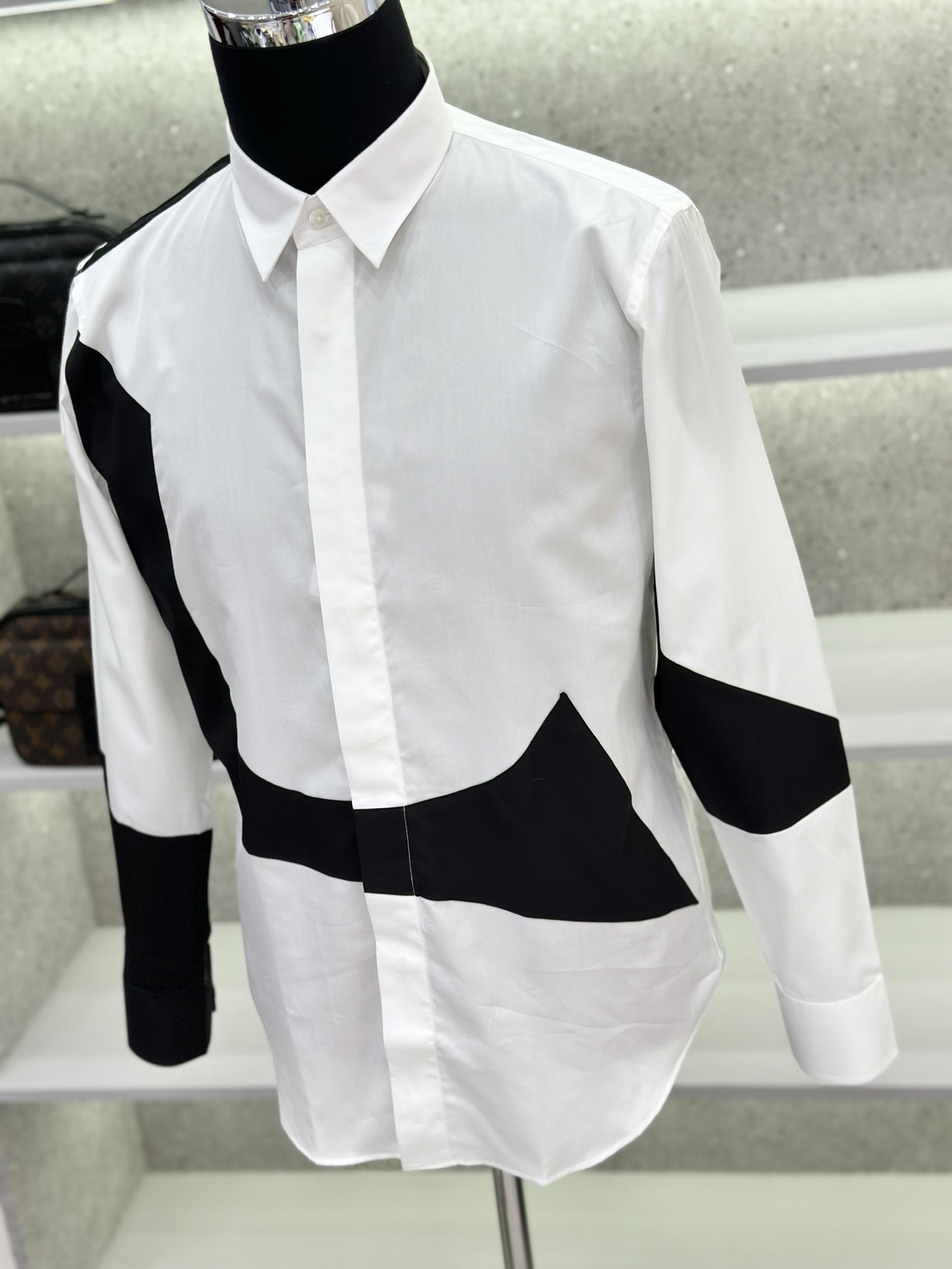 Áo sơ mi dài tay McQueen MCQ Trắng phối Đen trơn Like Auth on web VTN
