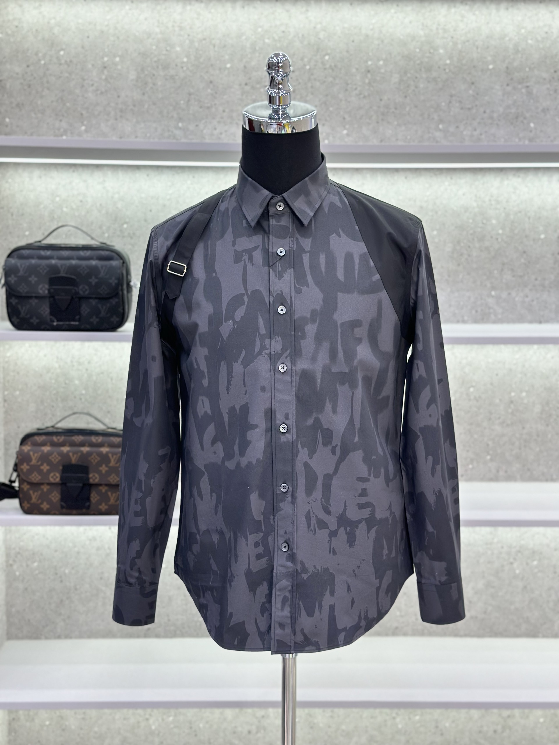 Áo sơ mi dài tay McQueen MCQ Đen họa tiết logo chữ loang phối vạt vai Like Auth on web VTN