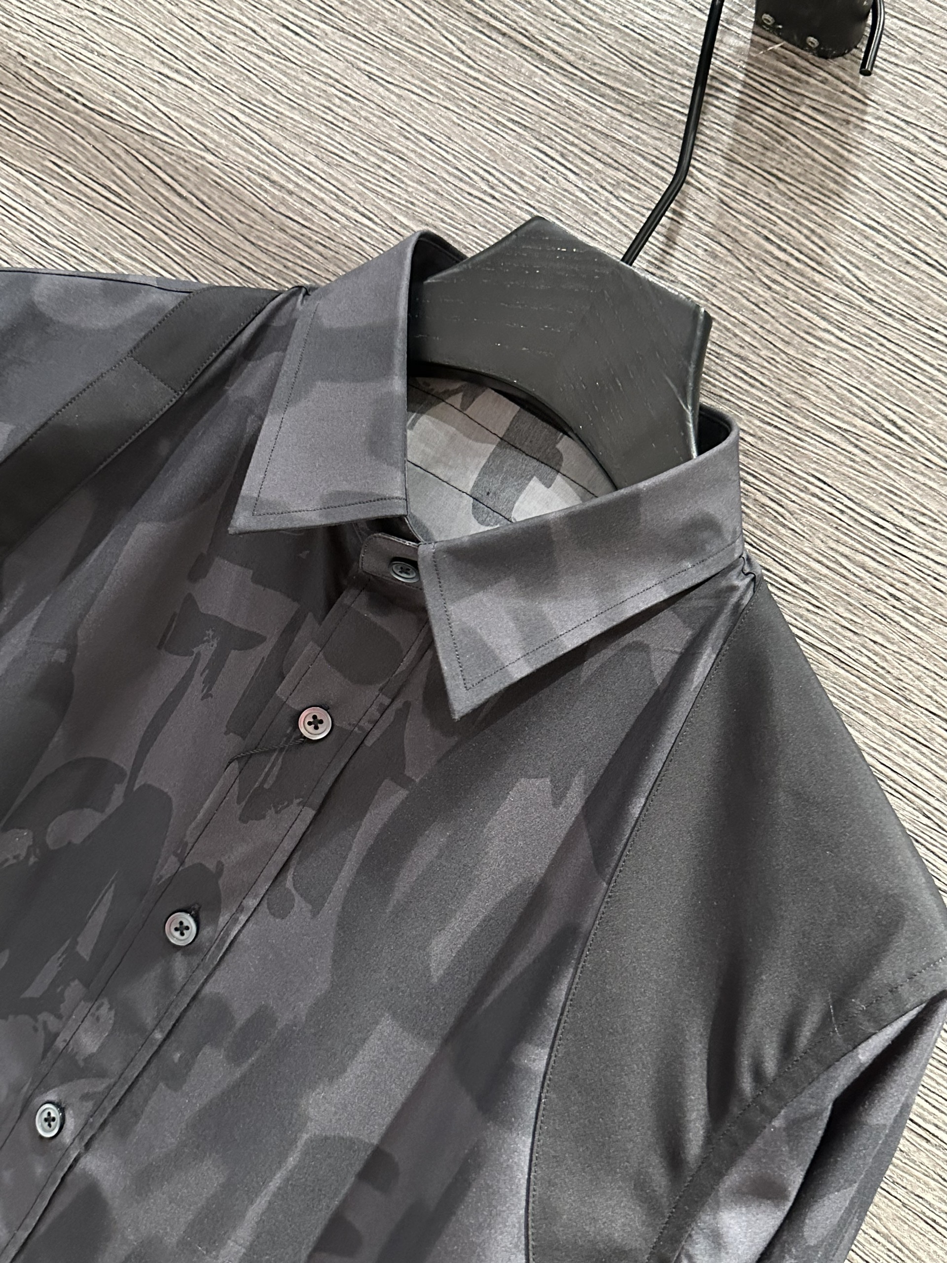 Áo sơ mi dài tay McQueen MCQ Đen họa tiết logo chữ loang phối vạt vai Like Auth on web VTN
