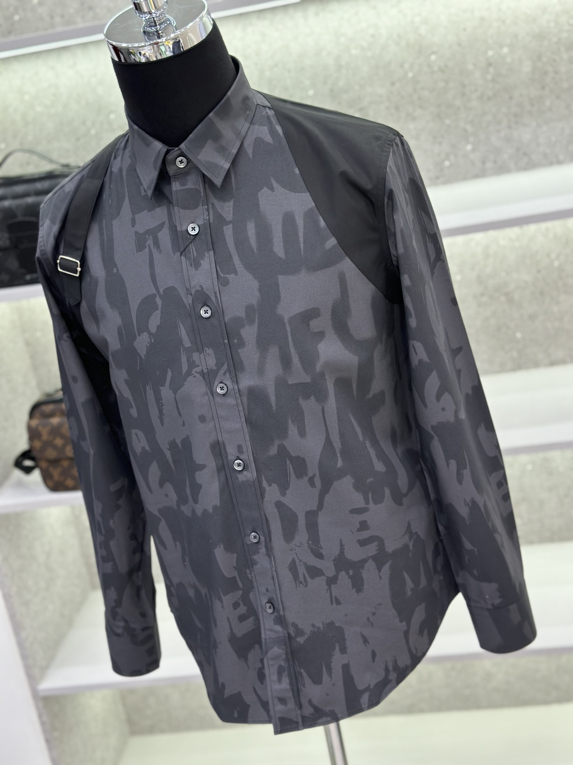 Áo sơ mi dài tay McQueen MCQ Đen họa tiết logo chữ loang phối vạt vai Like Auth on web VTN