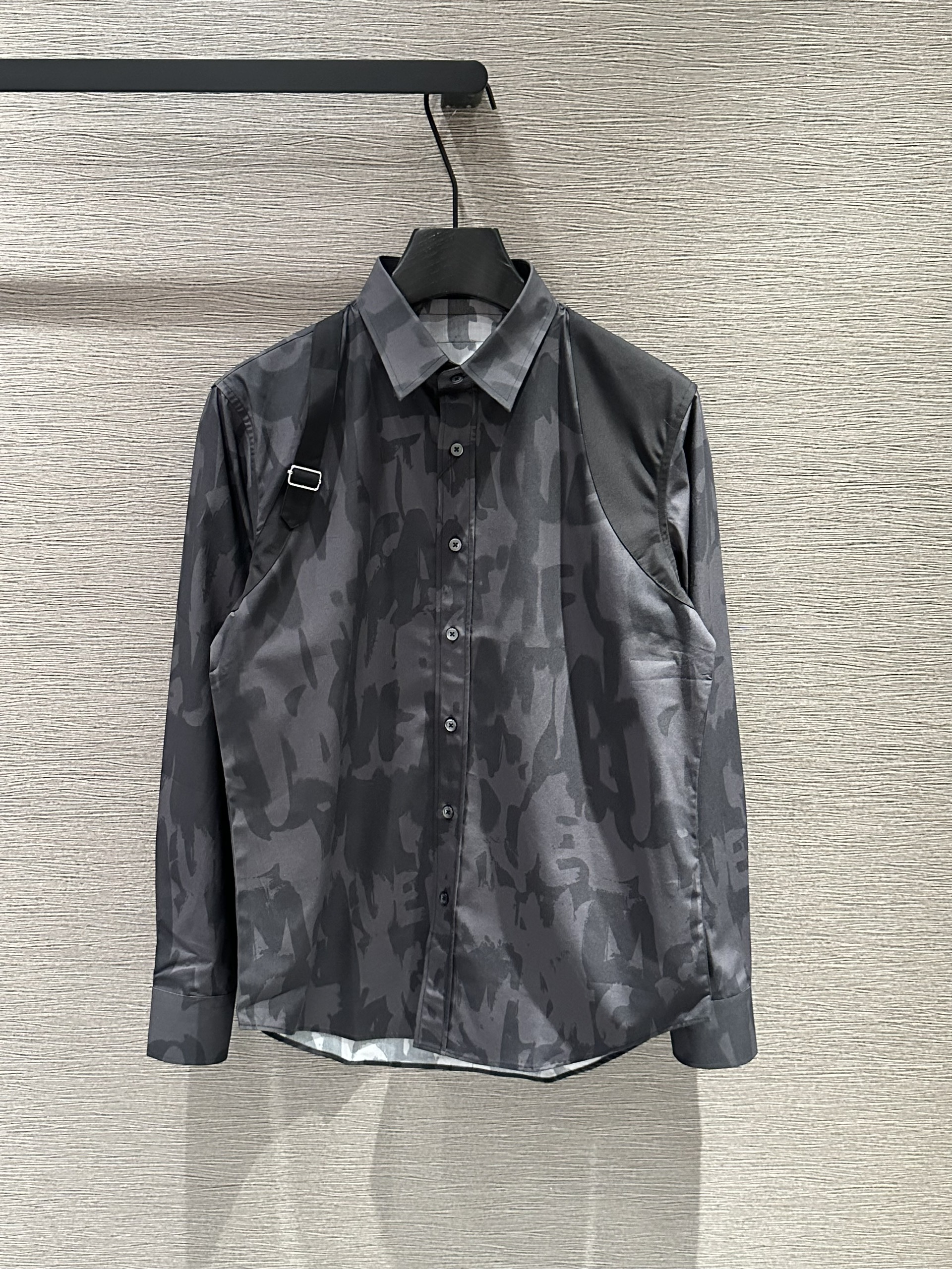Áo sơ mi dài tay McQueen MCQ Đen họa tiết logo chữ loang phối vạt vai Like Auth on web VTN