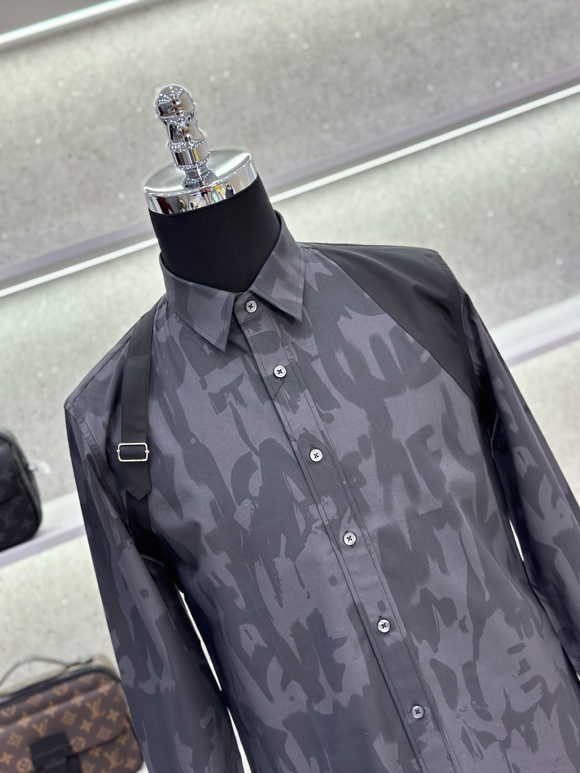 Áo sơ mi dài tay McQueen MCQ Đen họa tiết logo chữ loang phối vạt vai Like Auth on web VTN