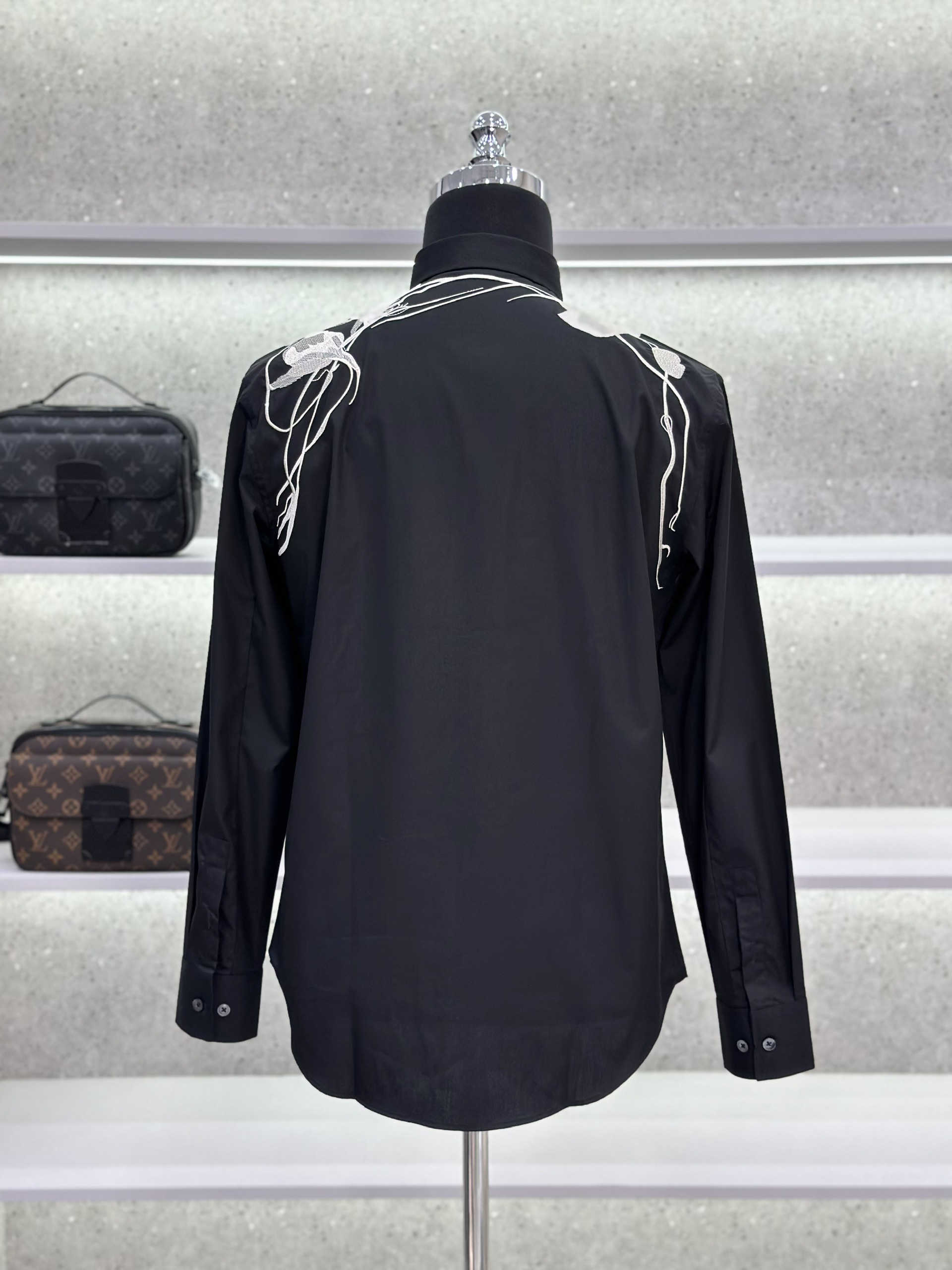 Áo sơ mi dài tay McQueen MCQ Đen trơn phối hoa Trắng thêu vai Like Auth on web VTN