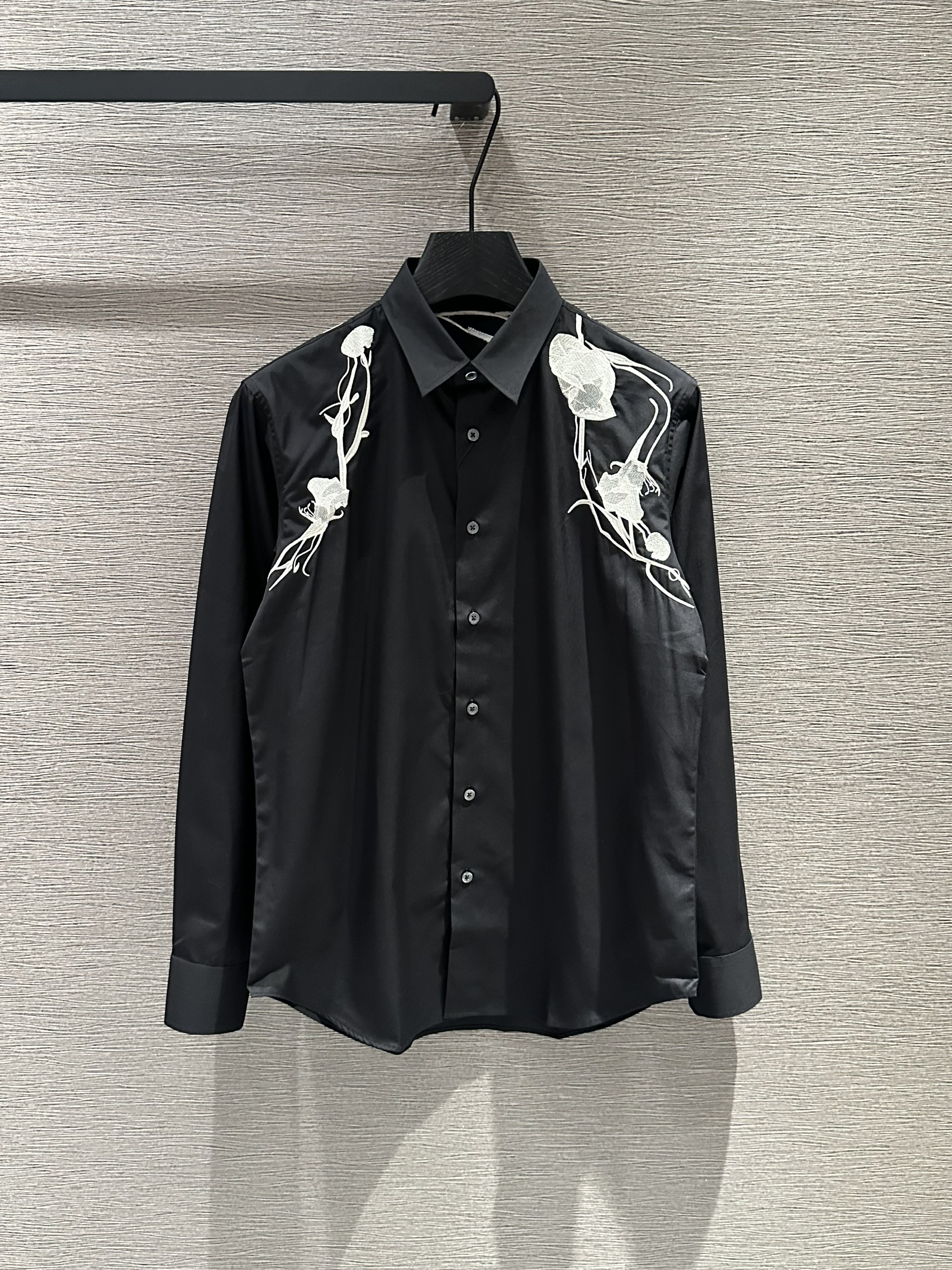 Áo sơ mi dài tay McQueen MCQ Đen trơn phối hoa Trắng thêu vai Like Auth on web VTN