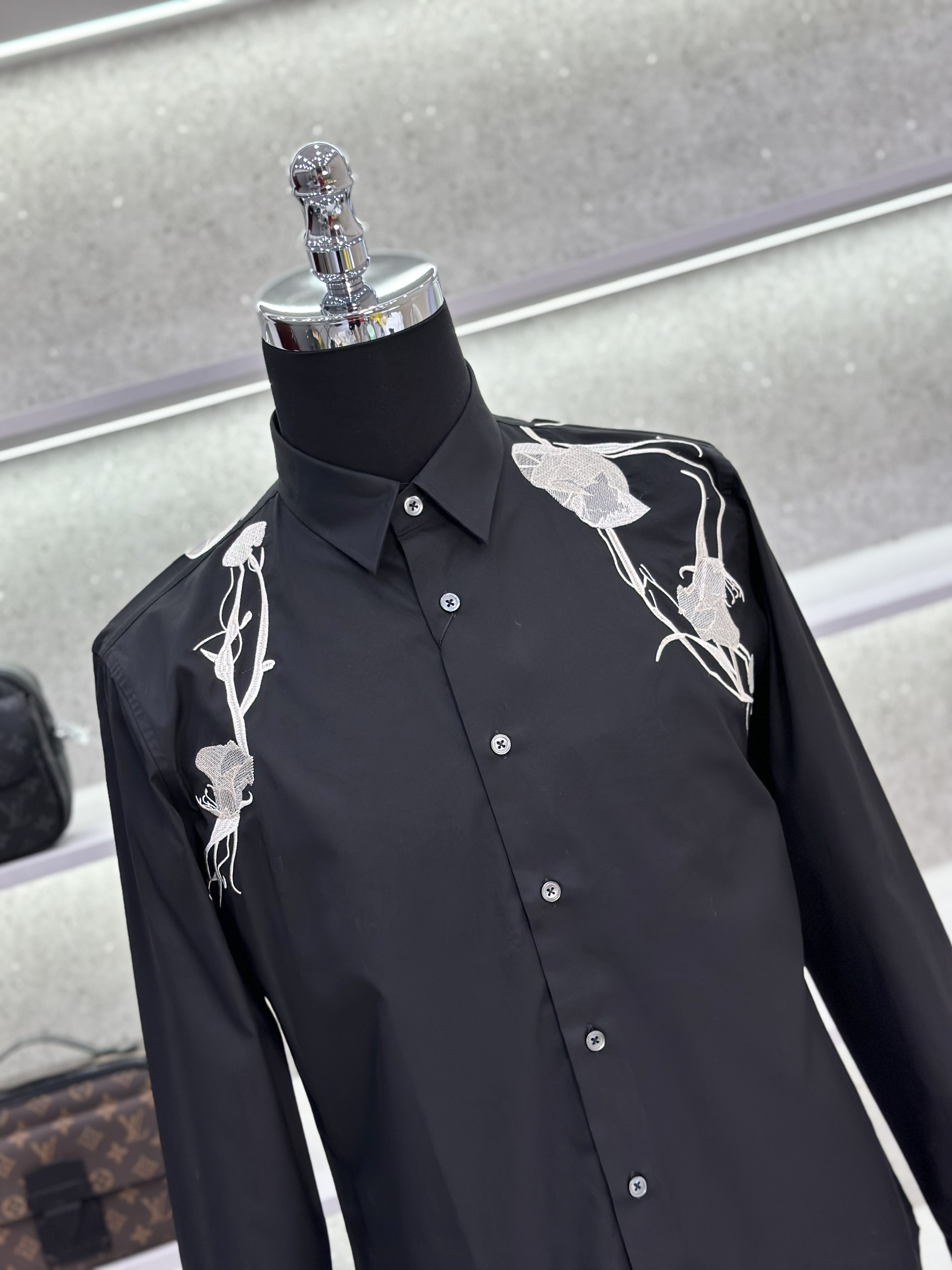 Áo sơ mi dài tay McQueen MCQ Đen trơn phối hoa Trắng thêu vai Like Auth on web VTN
