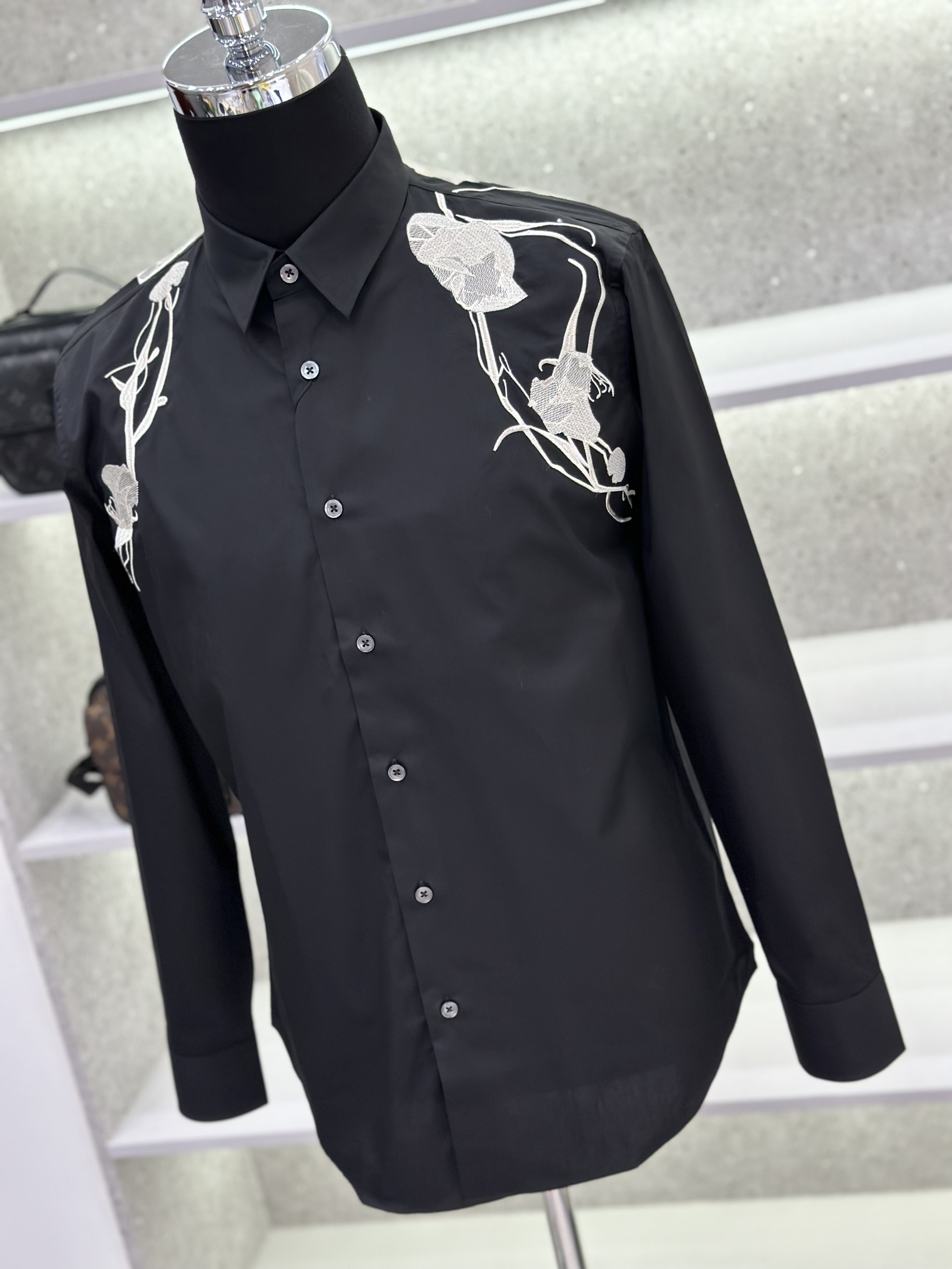 Áo sơ mi dài tay McQueen MCQ Đen trơn phối hoa Trắng thêu vai Like Auth on web VTN