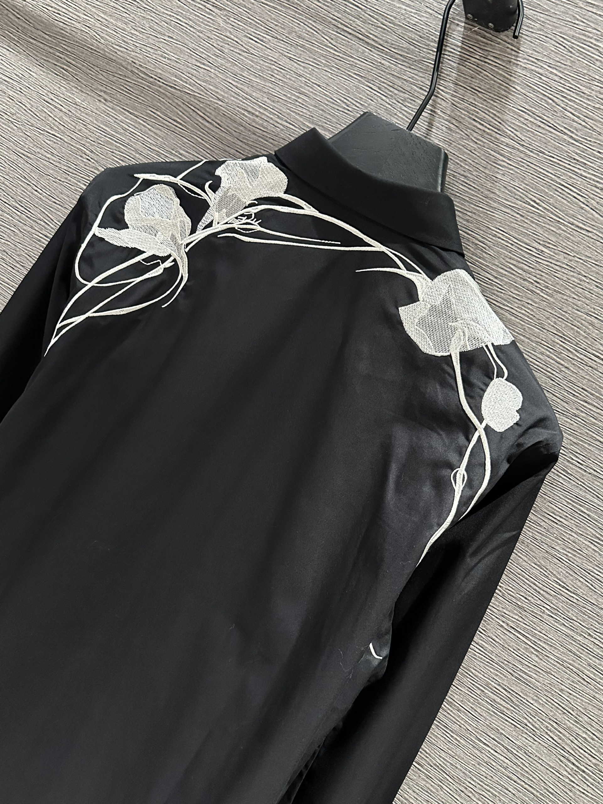 Áo sơ mi dài tay McQueen MCQ Đen trơn phối hoa Trắng thêu vai Like Auth on web VTN