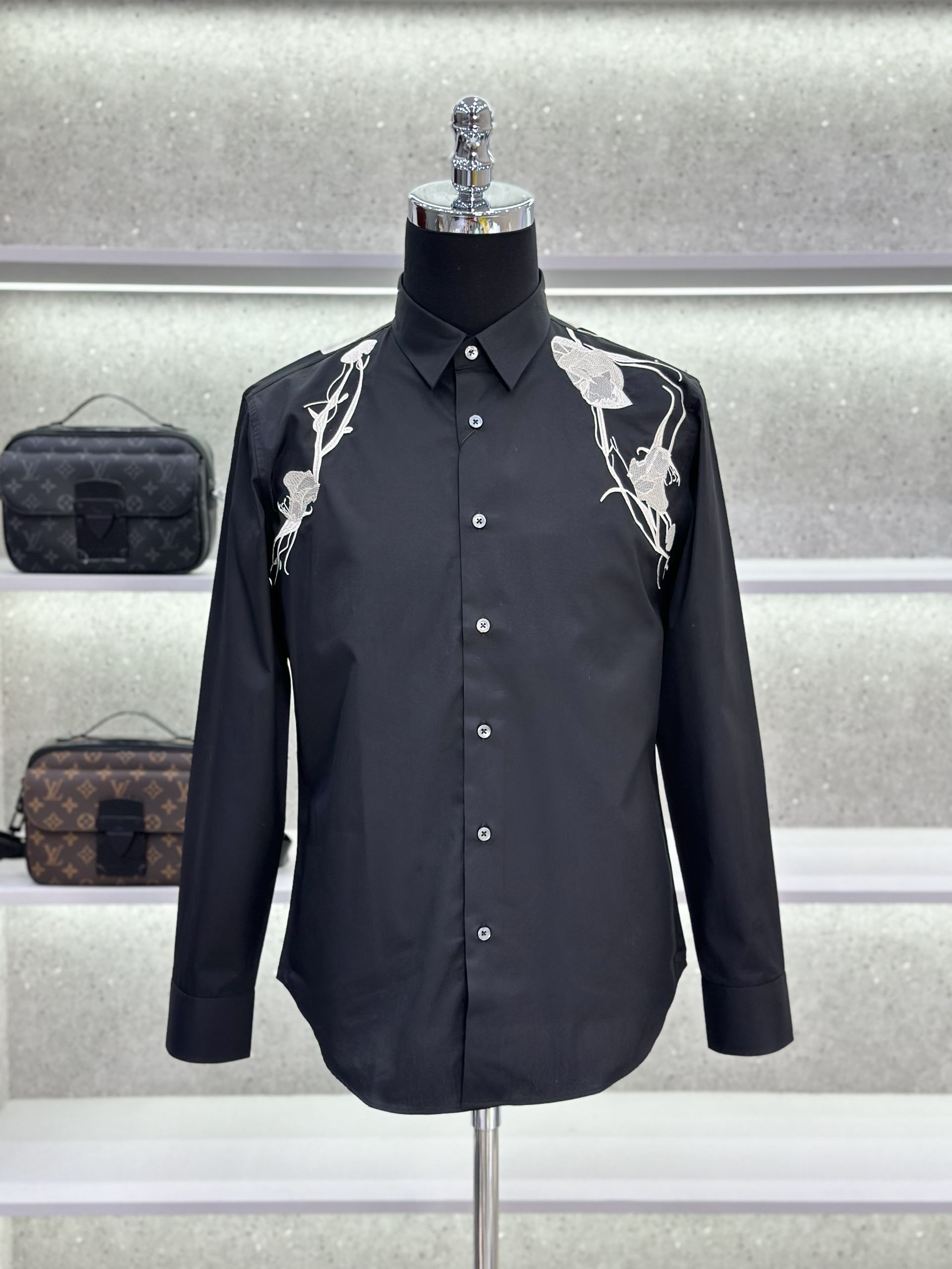 Áo sơ mi dài tay McQueen MCQ Đen trơn phối hoa Trắng thêu vai Like Auth on web VTN