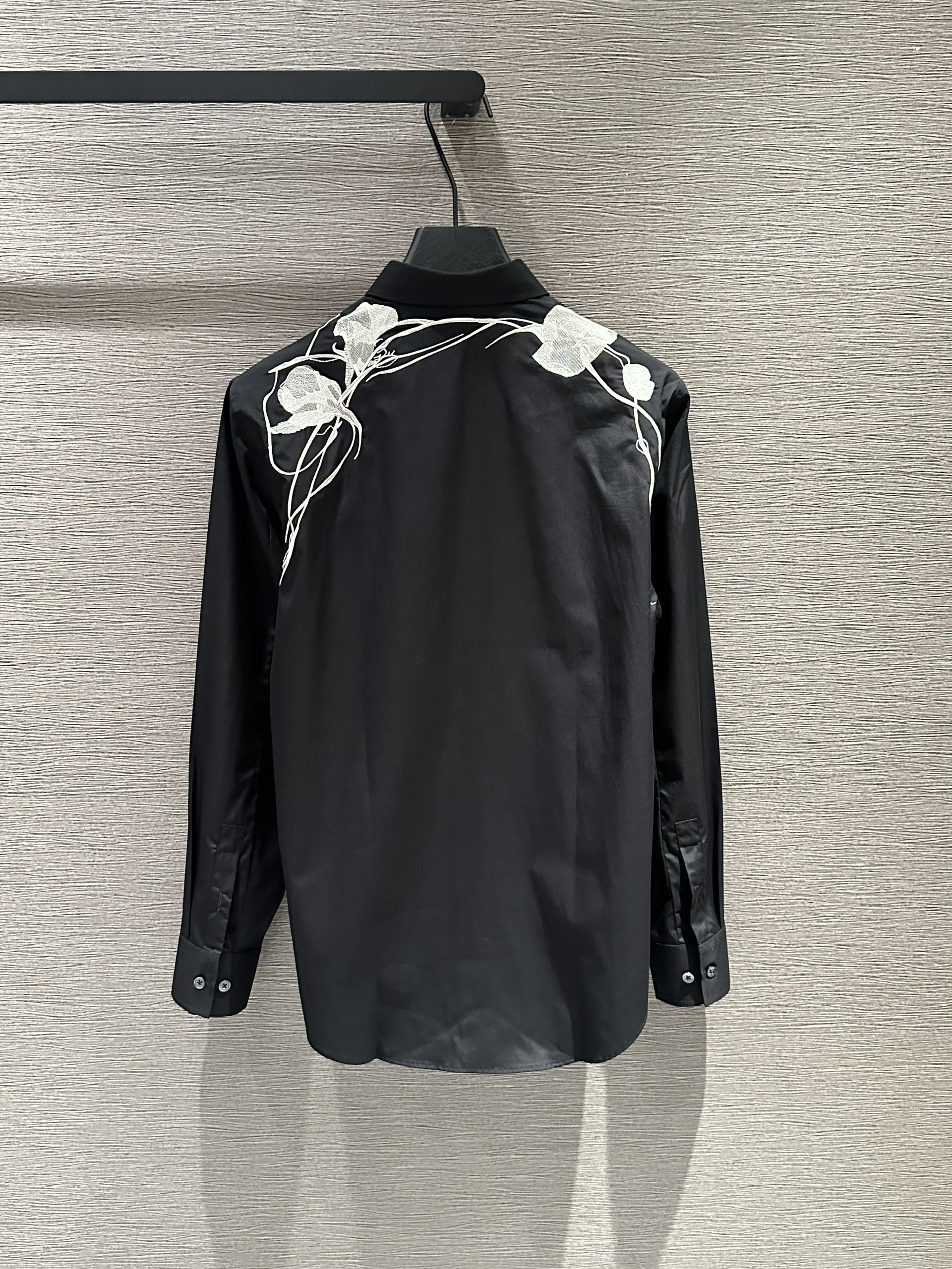 Áo sơ mi dài tay McQueen MCQ Đen trơn phối hoa Trắng thêu vai Like Auth on web VTN