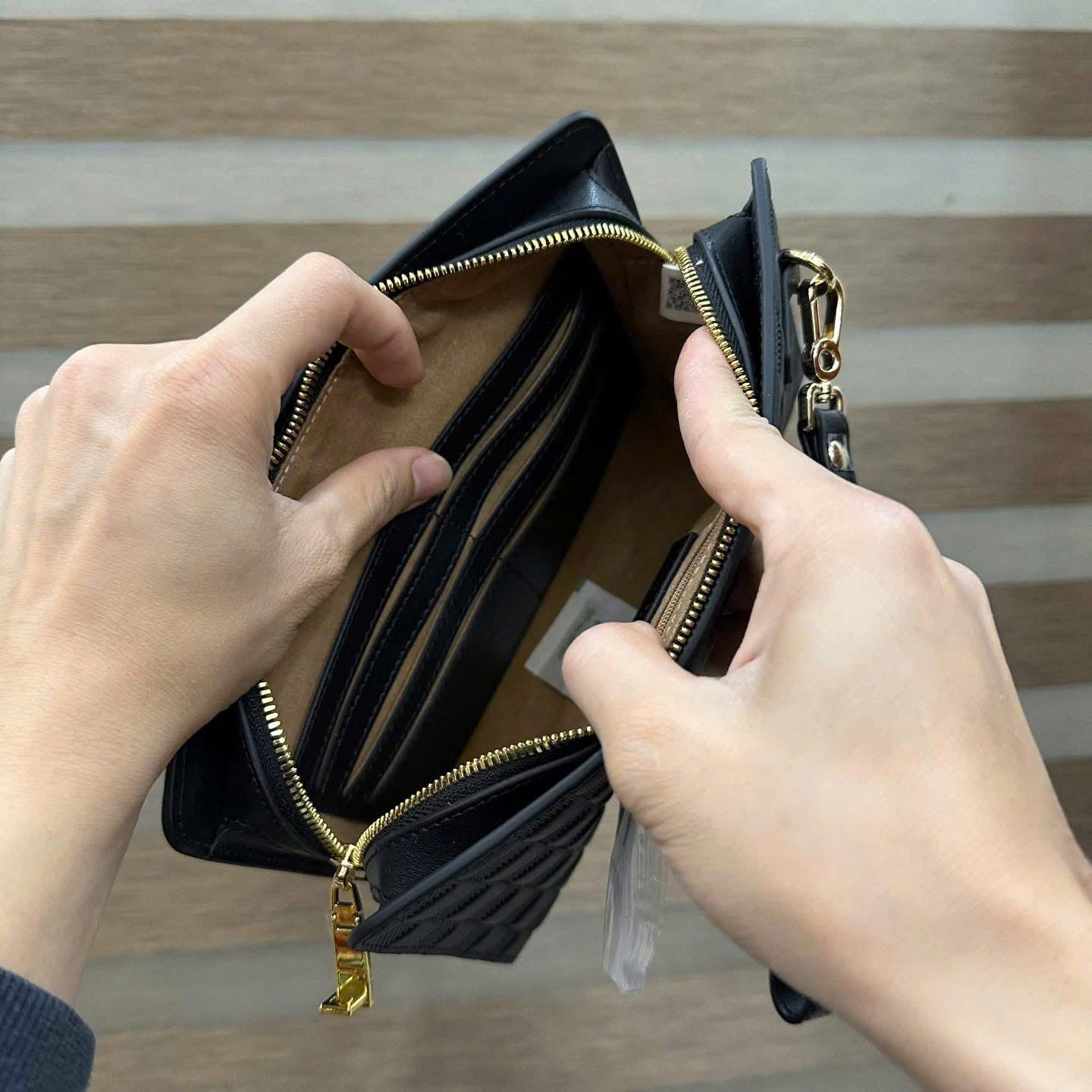 Túi Clutch cầm tay Louis Vuitton LV Đen họa tiết caro dập nổi khóa vân tay Like Auth Fullbox phụ kiện DDT