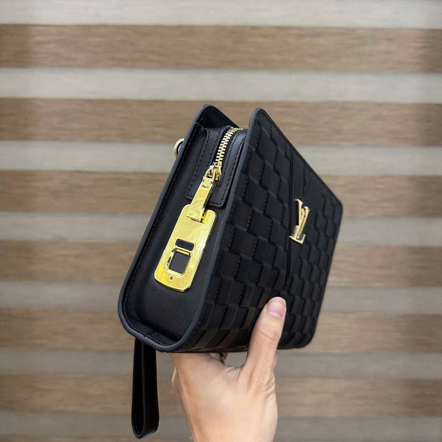 Túi Clutch cầm tay Louis Vuitton LV Đen họa tiết caro dập nổi khóa vân tay Like Auth Fullbox phụ kiện DDT