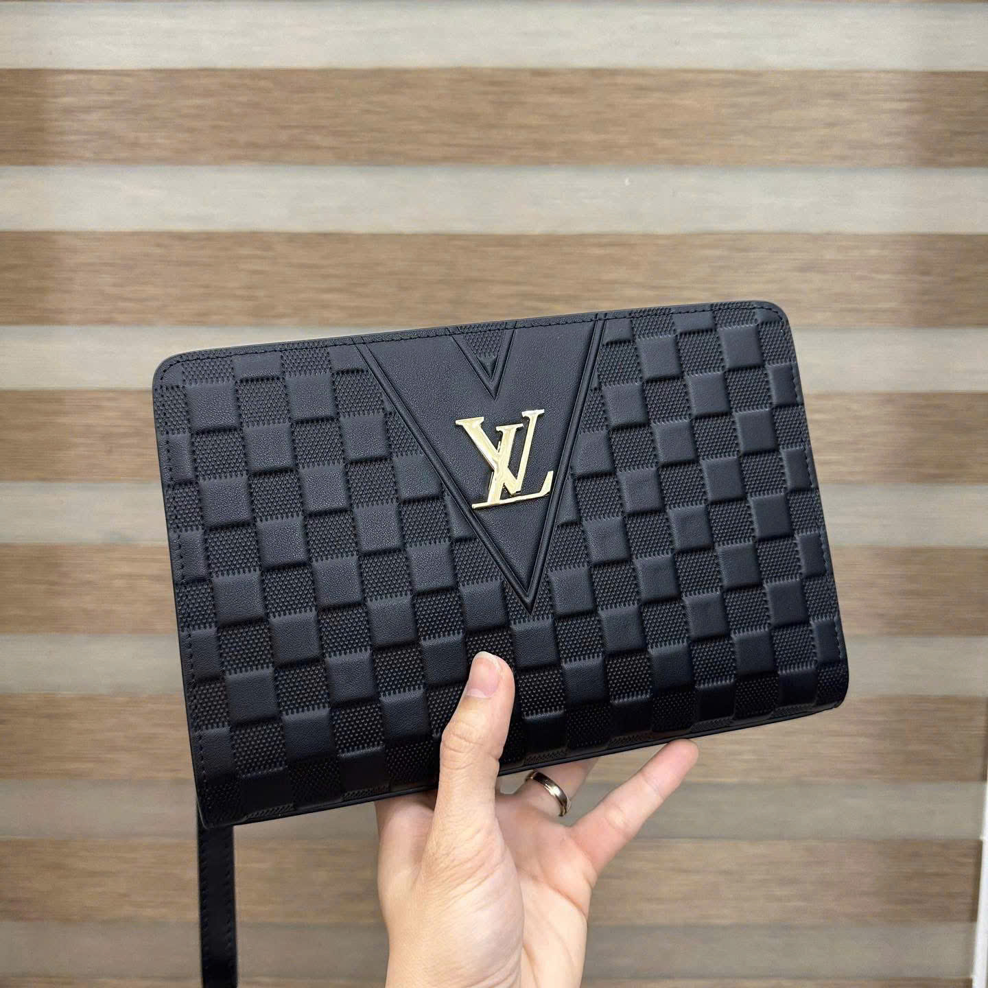 Túi Clutch cầm tay Louis Vuitton LV Đen họa tiết caro dập nổi khóa vân tay Like Auth Fullbox phụ kiện DDT