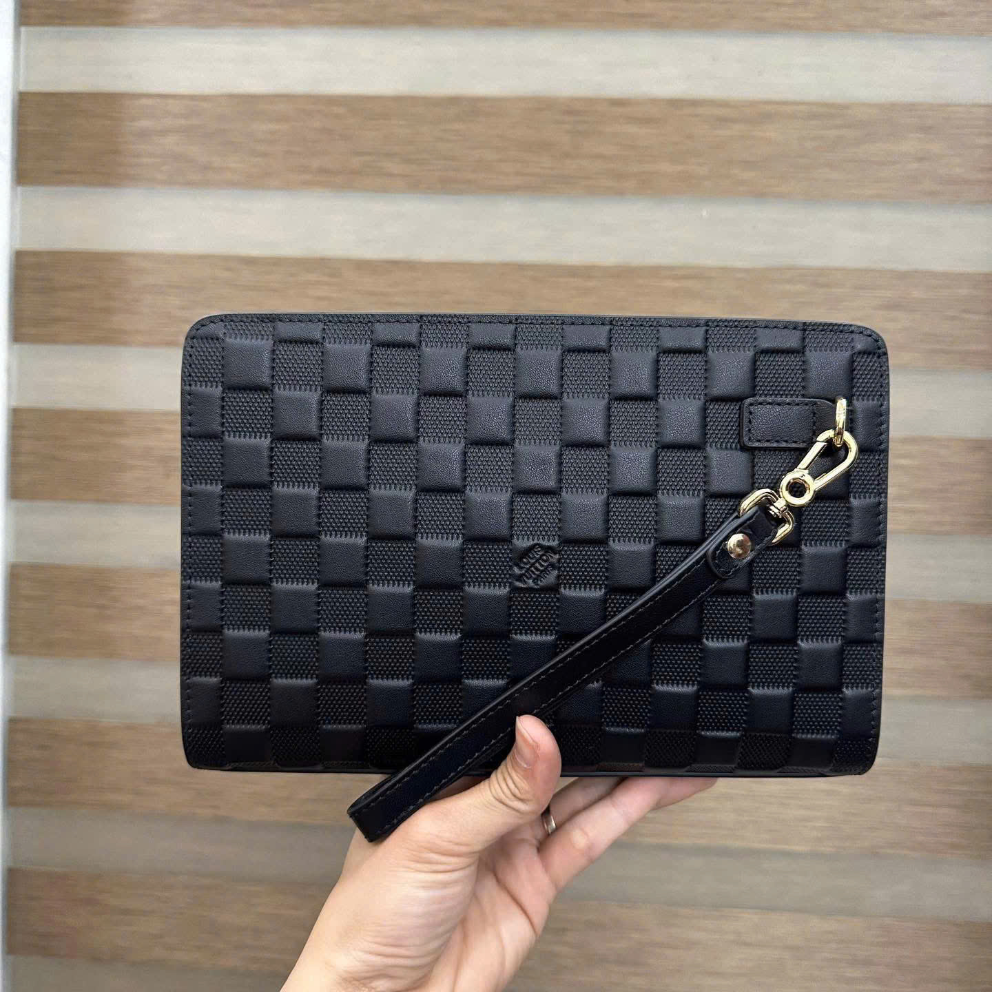 Túi Clutch cầm tay Louis Vuitton LV Đen họa tiết caro dập nổi khóa vân tay Like Auth Fullbox phụ kiện DDT