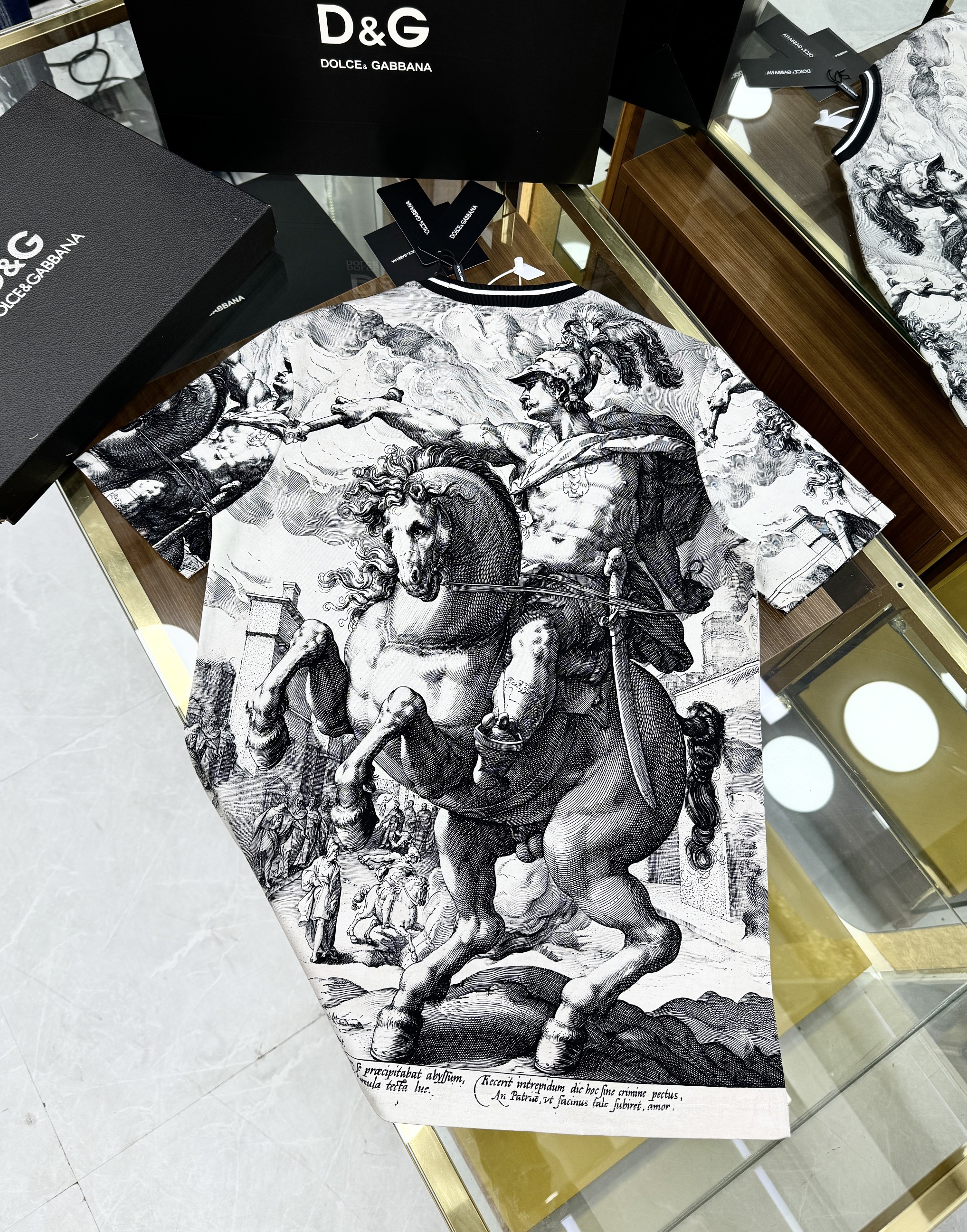 Áo phông T-shirt Dolce Gabbana DG họa tiết tướng nam cưỡi ngựa 3D Like Auth on web CD LK