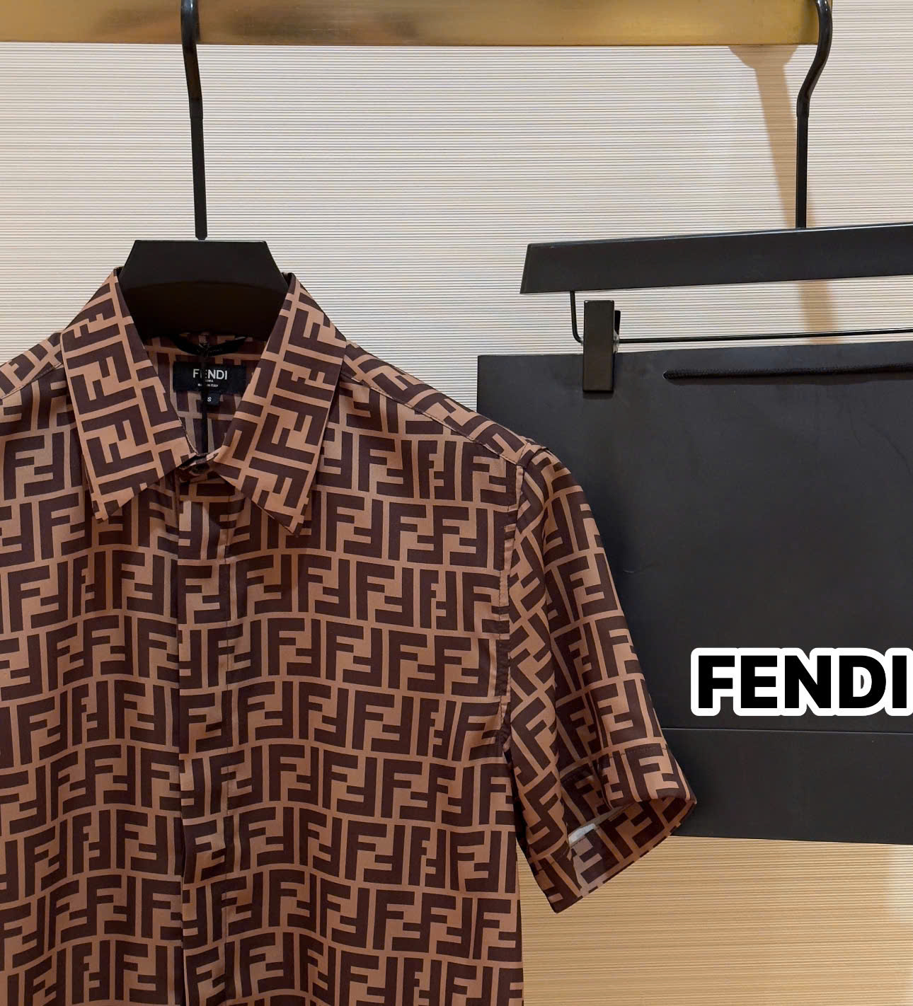 Áo sơ mi cộc tay lụa Fendi FF Nâu họa tiết logo chữ full Like Auth on web