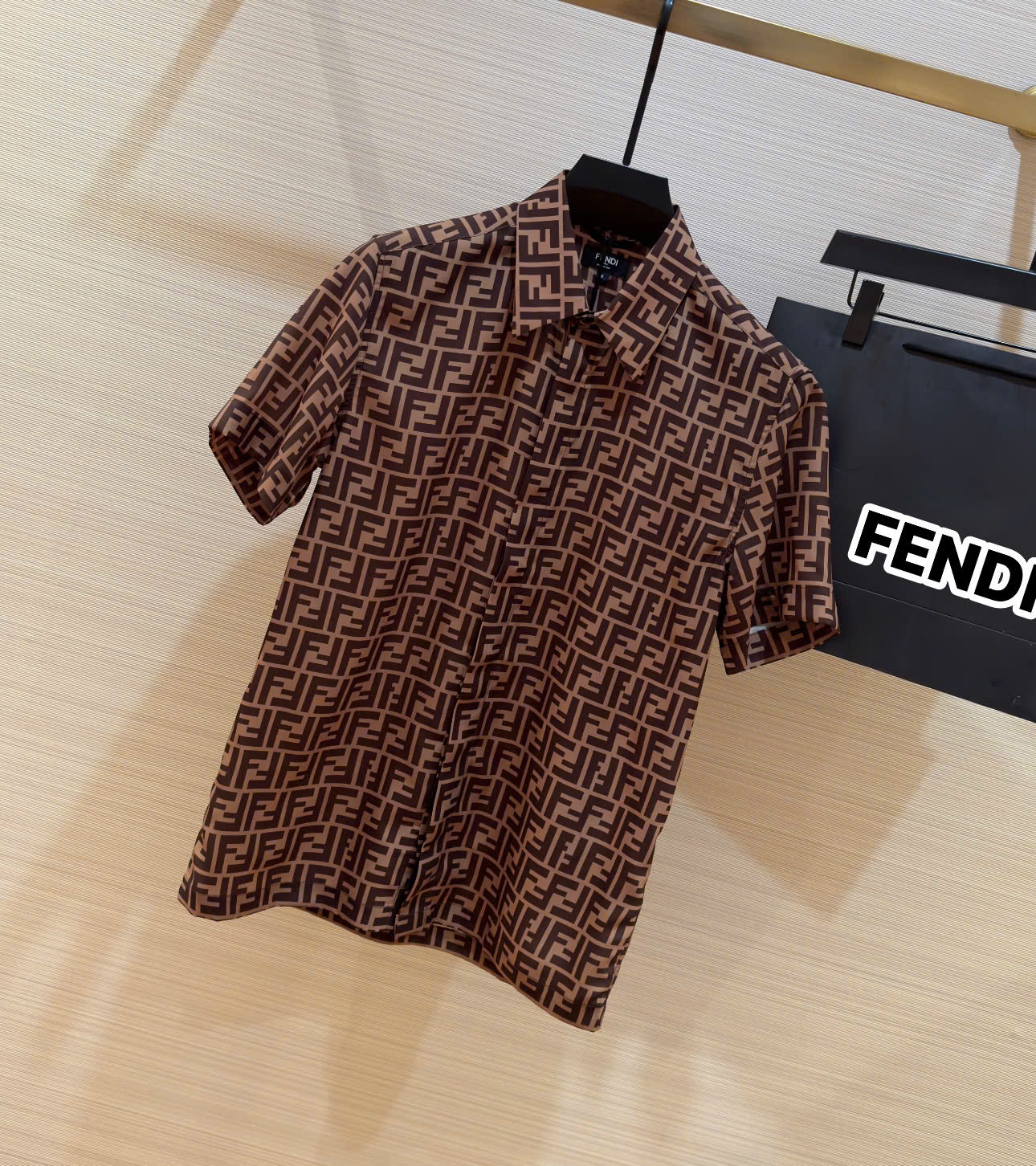 Áo sơ mi cộc tay lụa Fendi FF Nâu họa tiết logo chữ full Like Auth on web