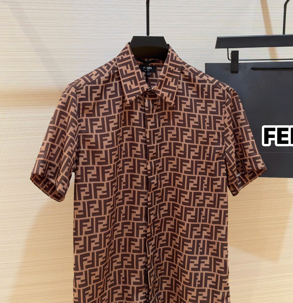 Áo sơ mi cộc tay lụa Fendi FF Nâu họa tiết logo chữ full Like Auth on web