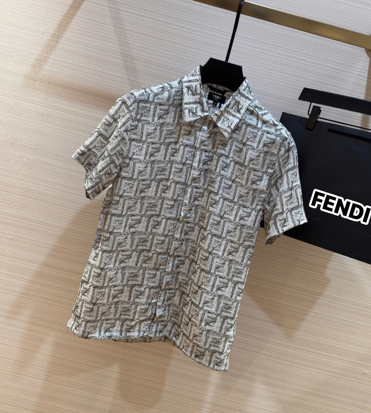 Áo sơ mi cộc tay lụa Fendi FF Trắng họa tiết logo chữ loang full Like Auth on web DDT