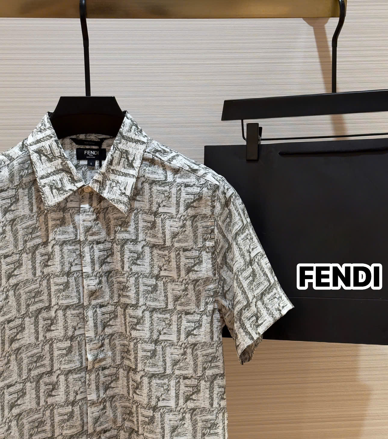 Áo sơ mi cộc tay lụa Fendi FF Trắng họa tiết logo chữ loang full Like Auth on web DDT