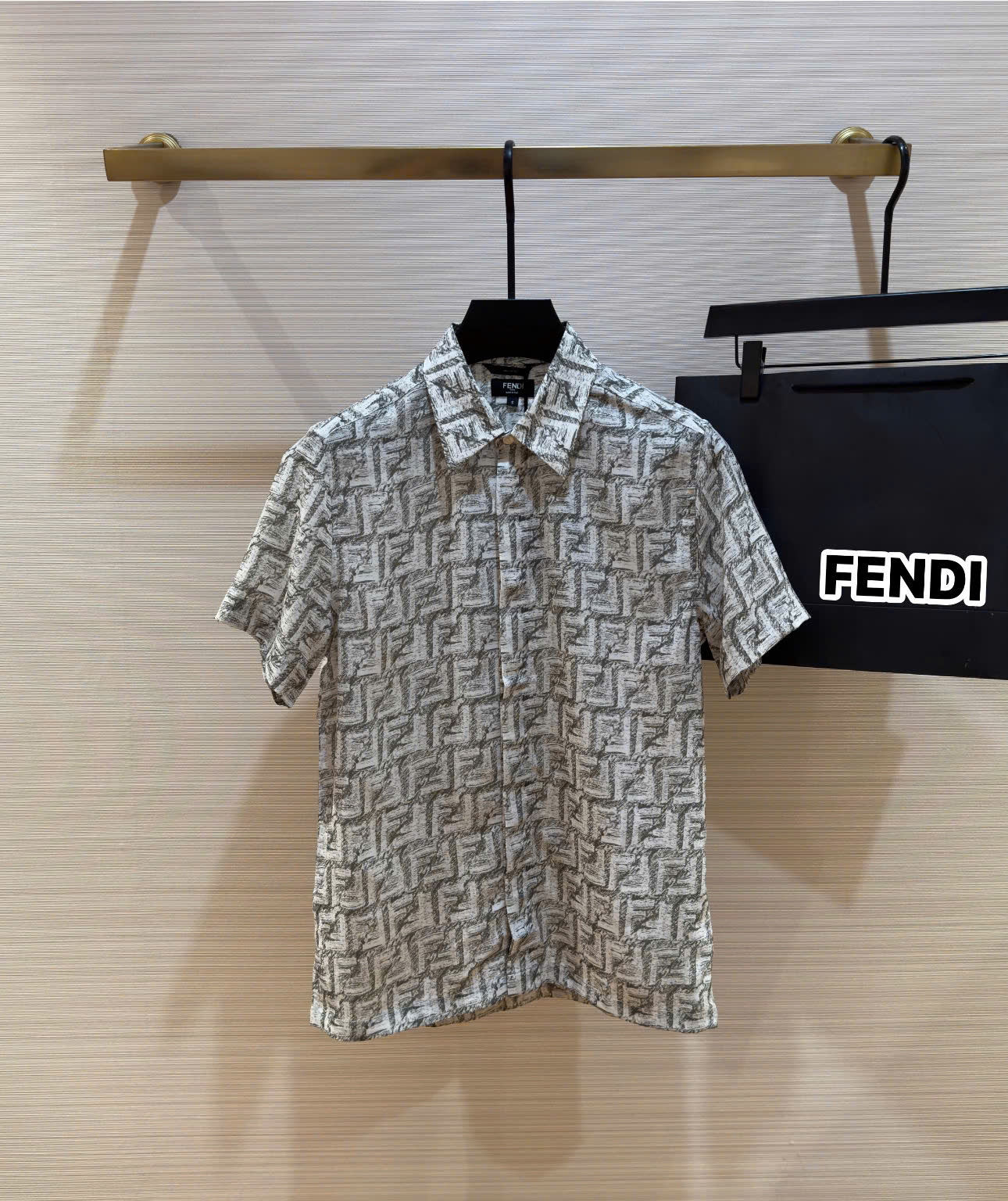 Áo sơ mi cộc tay lụa Fendi FF Trắng họa tiết logo chữ loang full Like Auth on web DDT