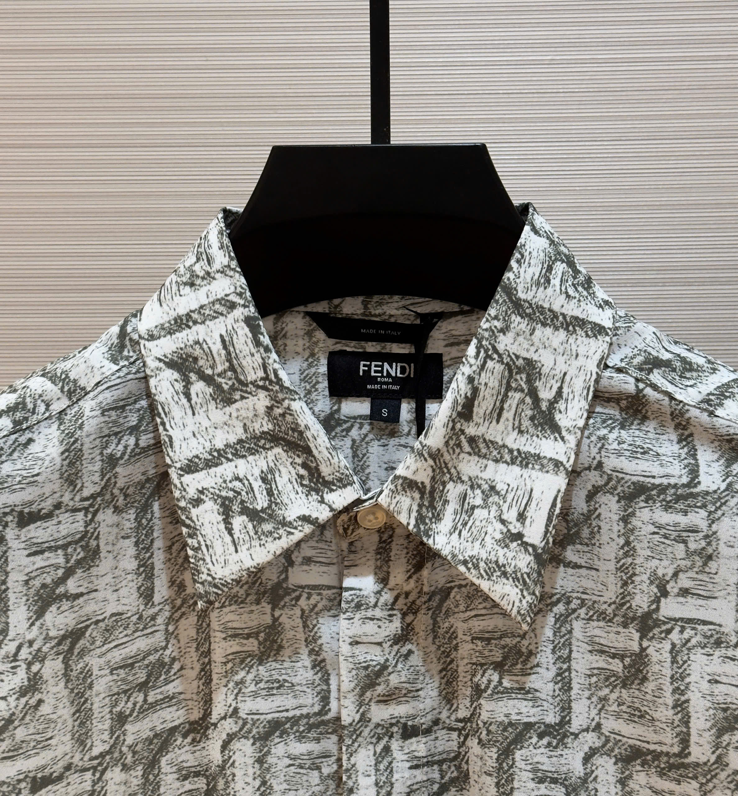 Áo sơ mi cộc tay lụa Fendi FF Trắng họa tiết logo chữ loang full Like Auth on web DDT