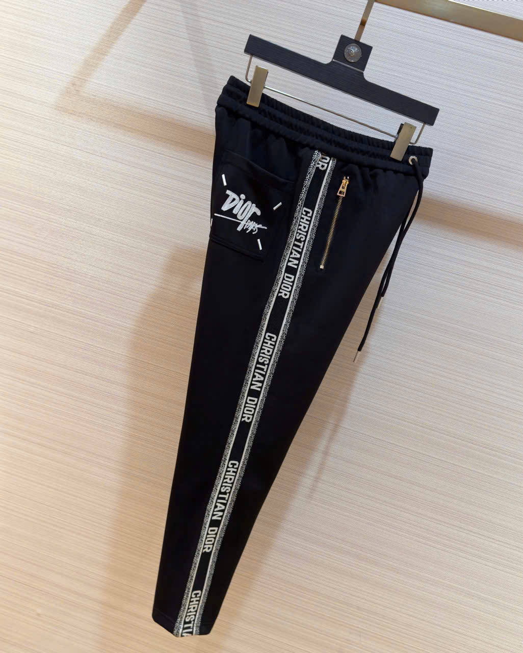 Quần dài nỉ Dior CD Đen logo chữ Trắng kẻ sọc dọc viền Like Auth 1-1 on web DDT