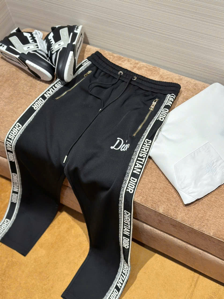 Quần dài nỉ Dior CD Đen logo chữ Trắng kẻ sọc dọc viền Like Auth 1-1 on web DDT