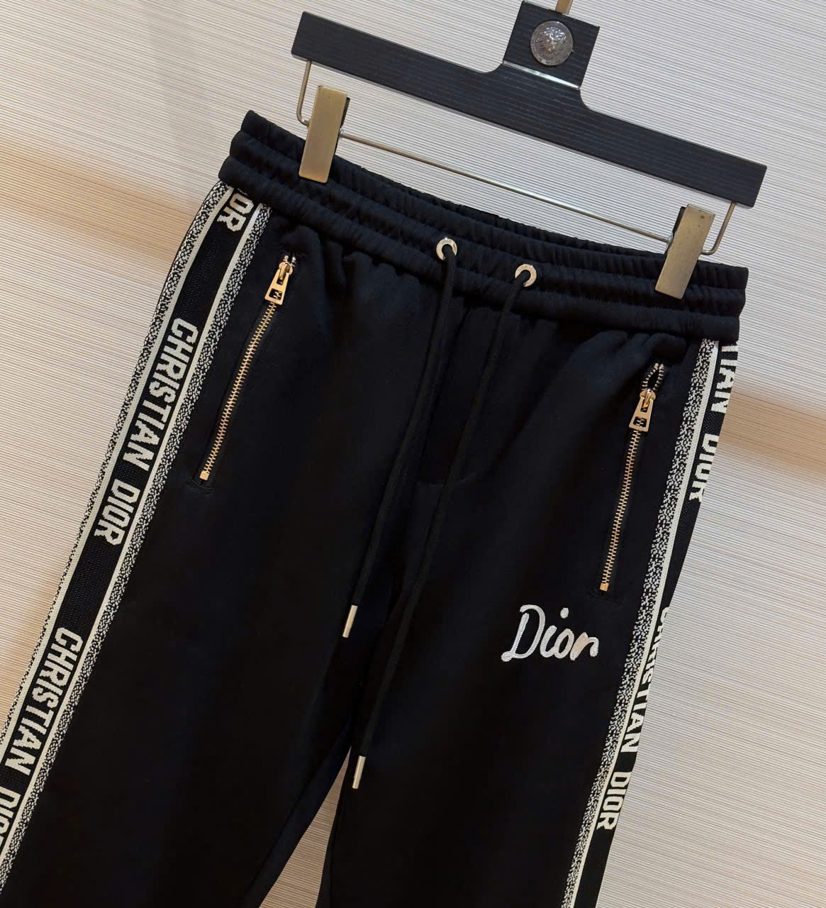 Quần dài nỉ Dior CD Đen logo chữ Trắng kẻ sọc dọc viền Like Auth 1-1 on web DDT