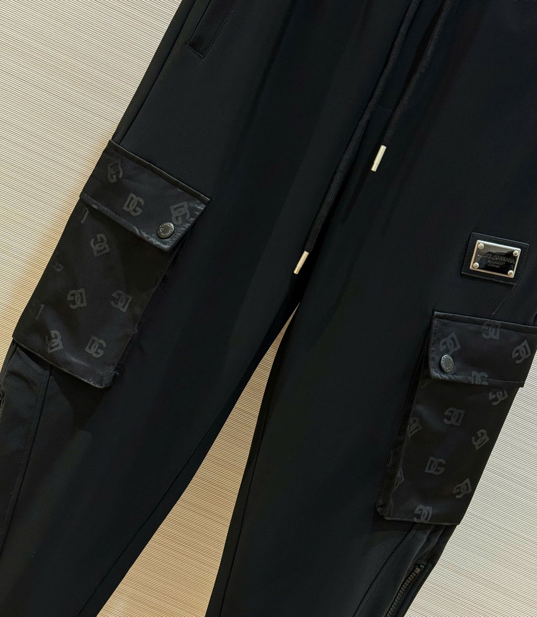 Quần dài nỉ Dolce Gabbana DG Đen túi hộp đùi Like Auth 1-1 on web DDT