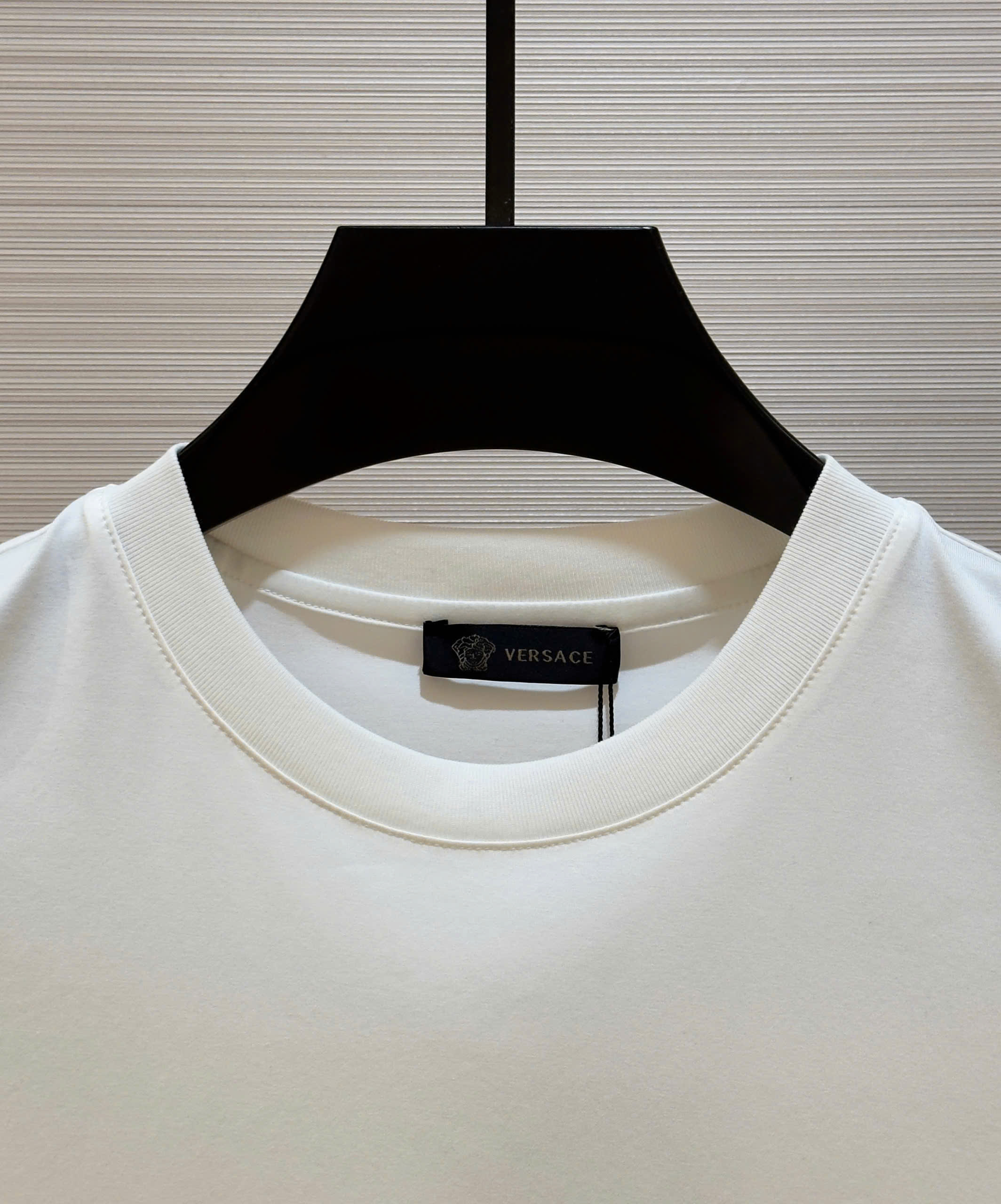 Áo phông T-shirt Versace VS logo mặt Medusa thêu ngực Like Auth on web DDT
