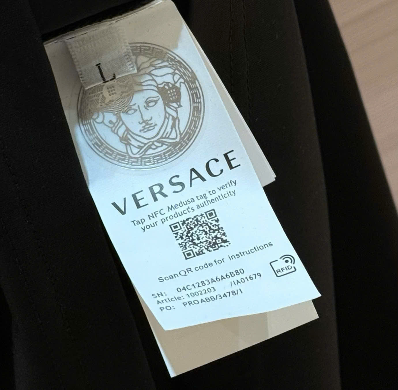 Áo phông T-shirt Versace VS logo mặt Medusa thêu ngực Like Auth on web DDT