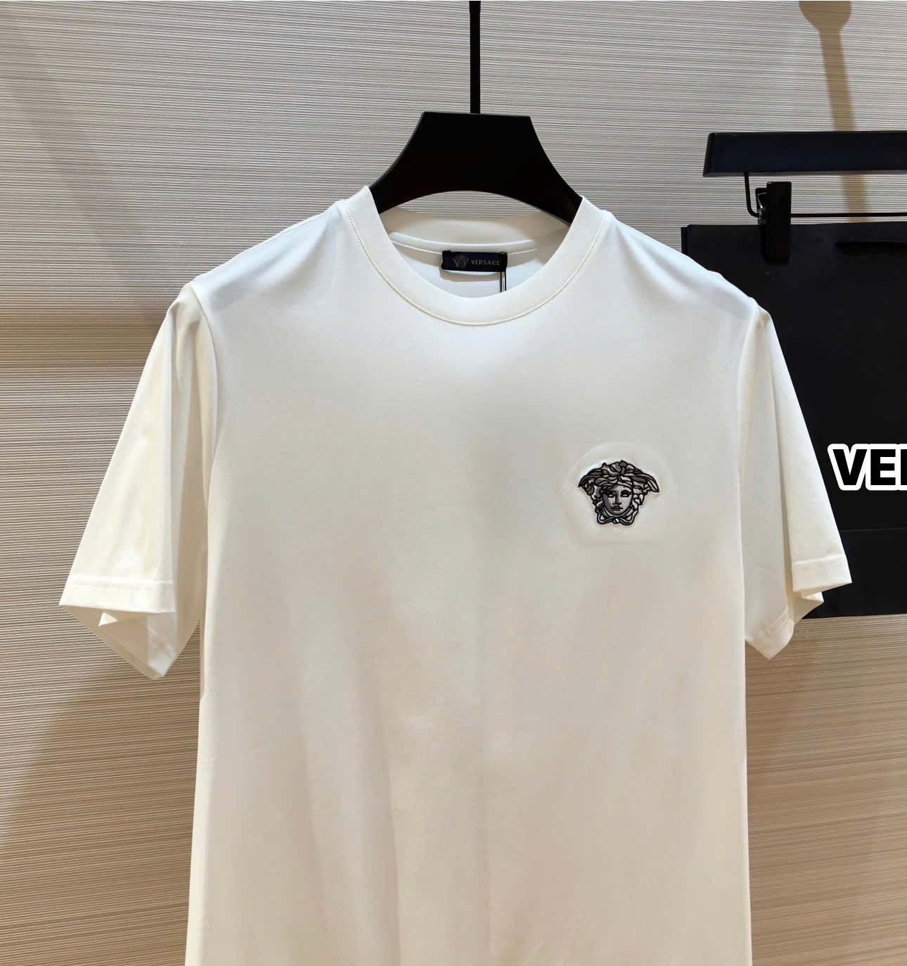 Áo phông T-shirt Versace VS logo mặt Medusa thêu ngực Like Auth on web DDT