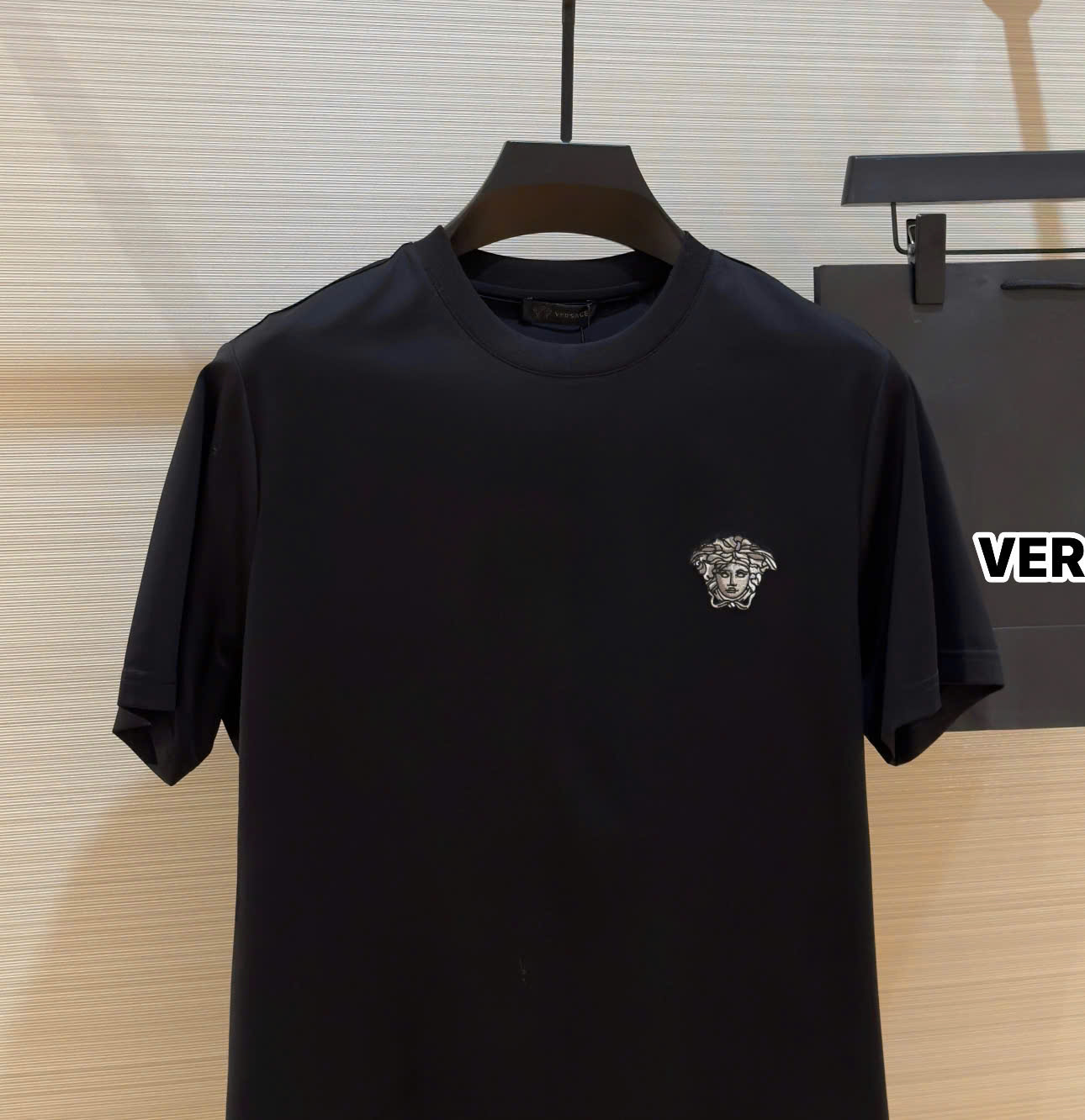 Áo phông T-shirt Versace VS logo mặt Medusa thêu ngực Like Auth on web DDT