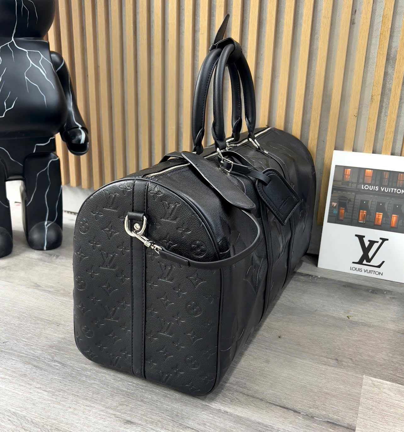 Túi trống du lịch Louis Vuitton LV Đen họa tiết hoa vân dập nổi size 50cm Like Auth Fullbox phụ kiện DDT