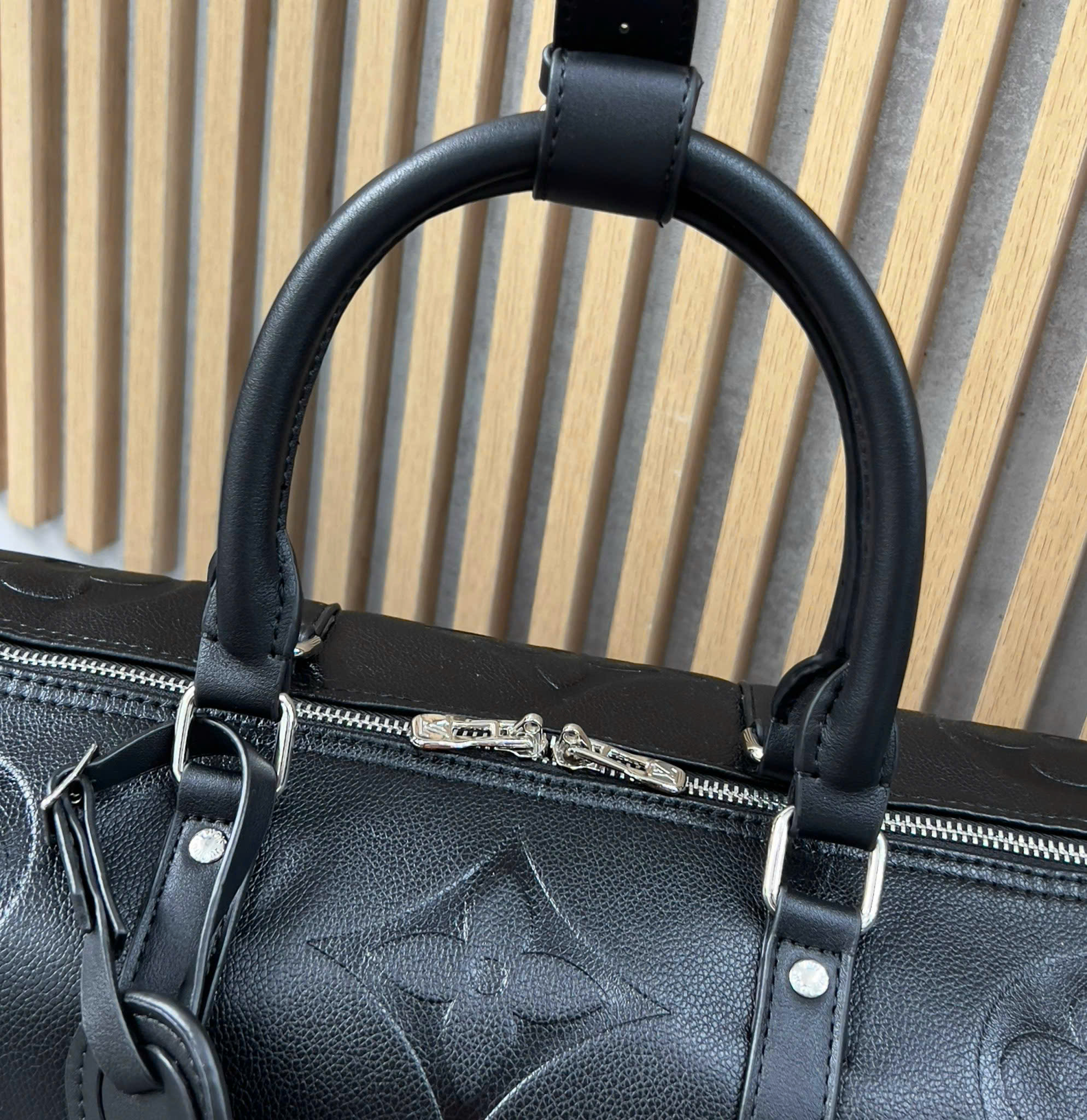 Túi trống du lịch Louis Vuitton LV Đen họa tiết hoa vân dập nổi size 50cm Like Auth Fullbox phụ kiện DDT