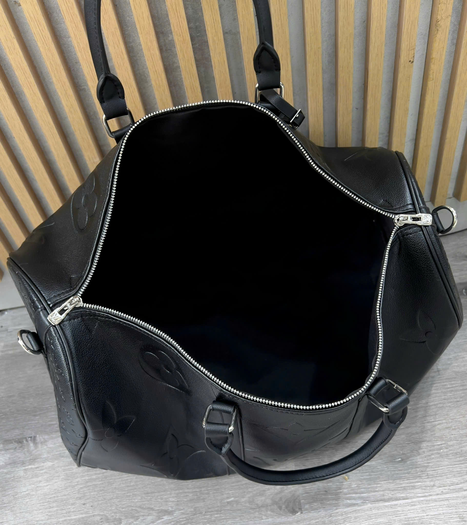 Túi trống du lịch Louis Vuitton LV Đen họa tiết hoa vân dập nổi size 50cm Like Auth Fullbox phụ kiện DDT