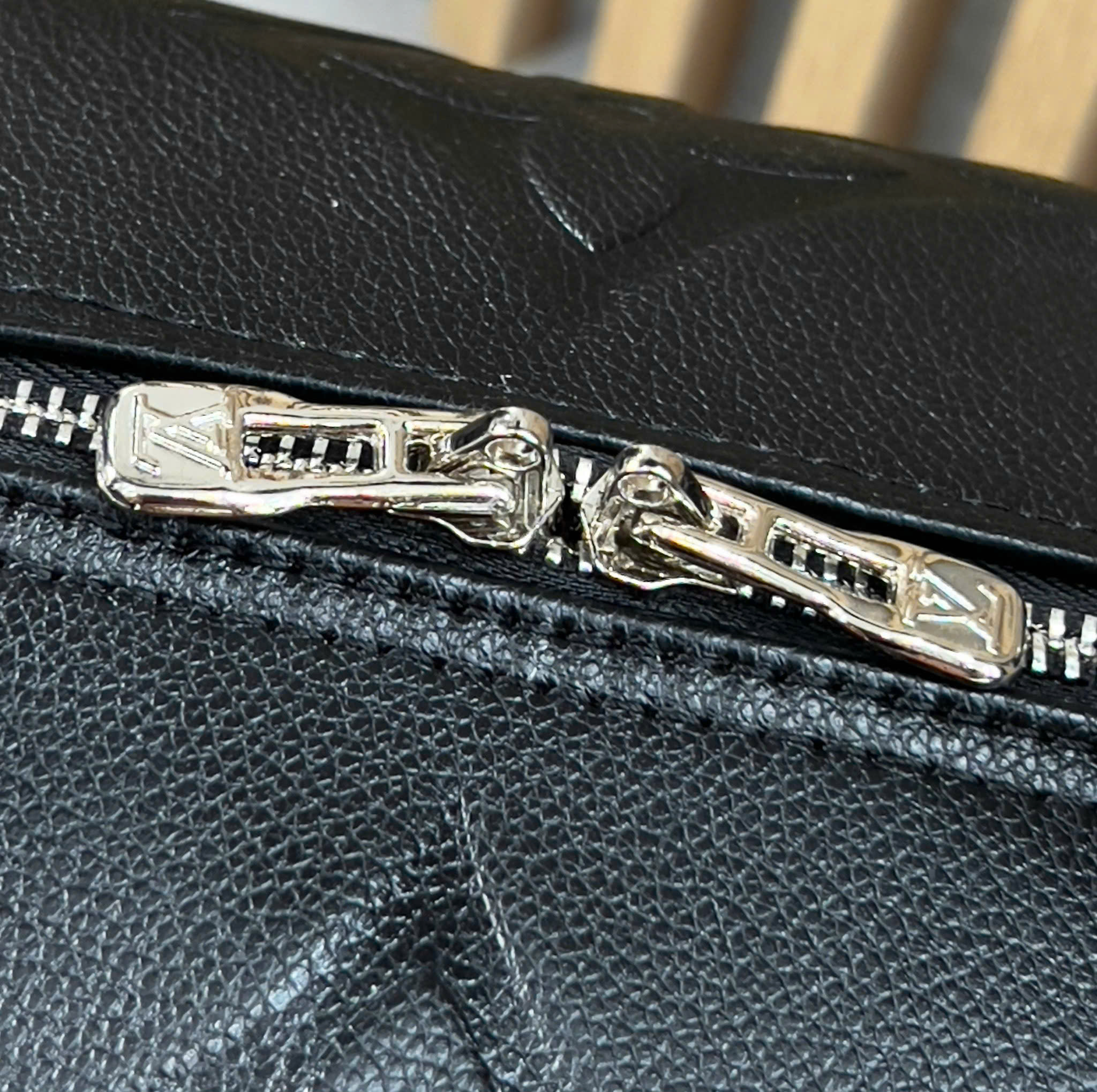 Túi trống du lịch Louis Vuitton LV Đen họa tiết hoa vân dập nổi size 50cm Like Auth Fullbox phụ kiện DDT
