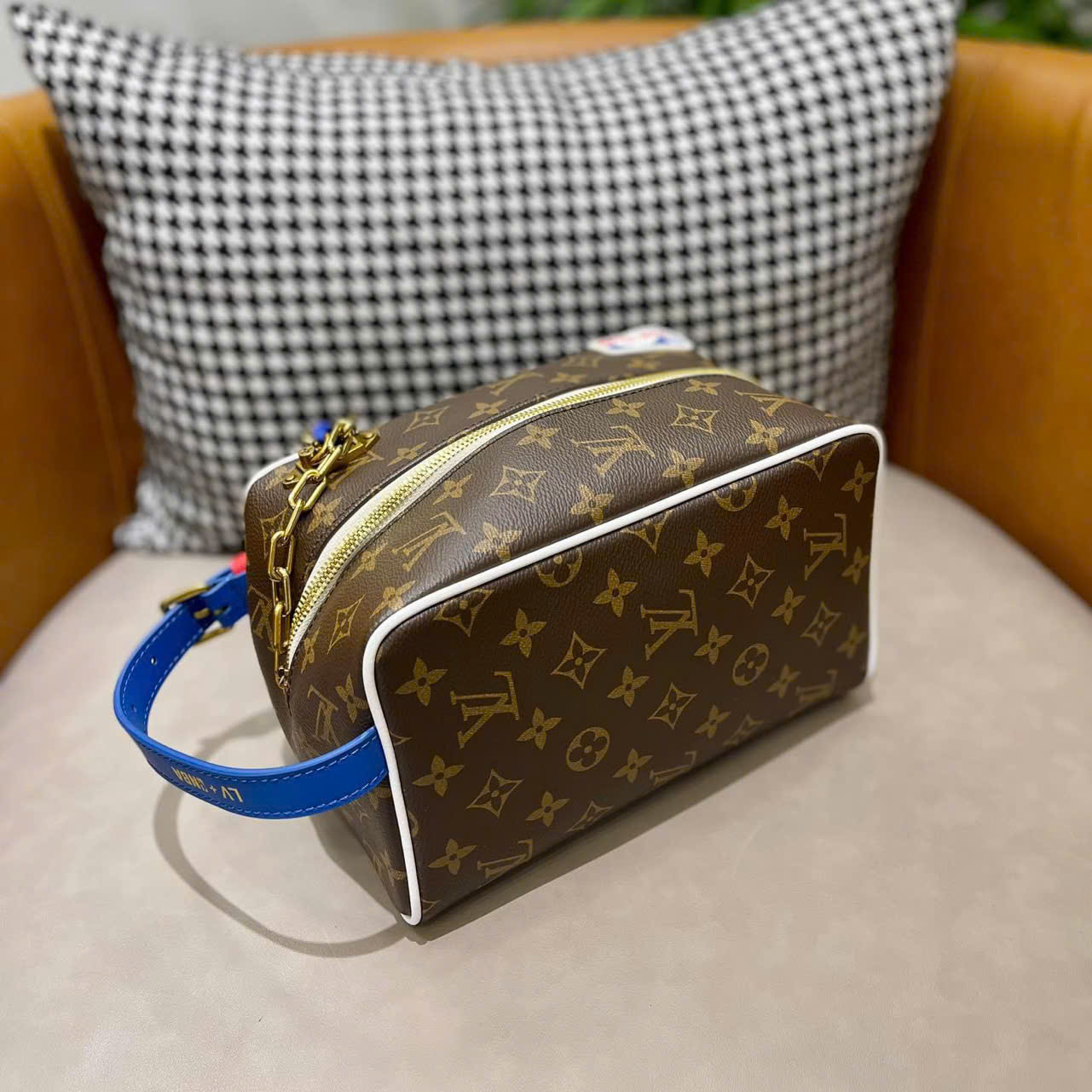 Túi Clutch cầm tay Louis Vuitton LV Nâu họa tiết hoa vân logo LV phối dây Xanh Like Auth Fullbox phụ kiện DDT