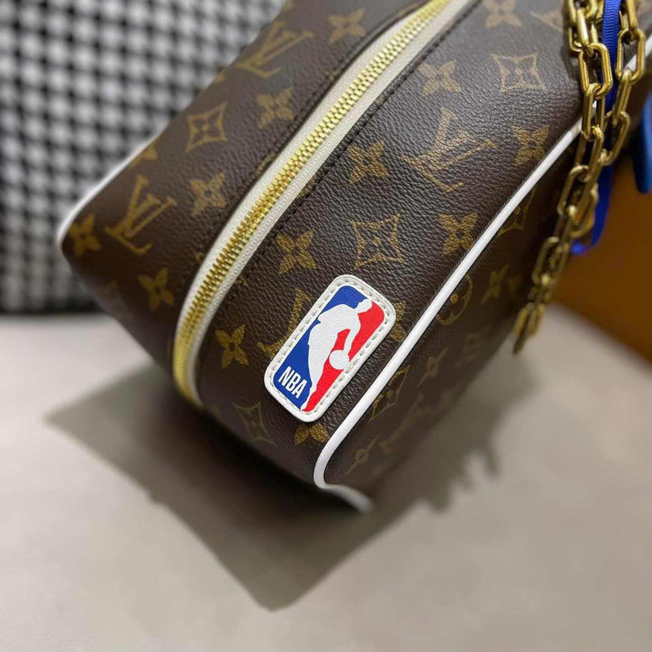 Túi Clutch cầm tay Louis Vuitton LV Nâu họa tiết hoa vân logo LV phối dây Xanh Like Auth Fullbox phụ kiện DDT