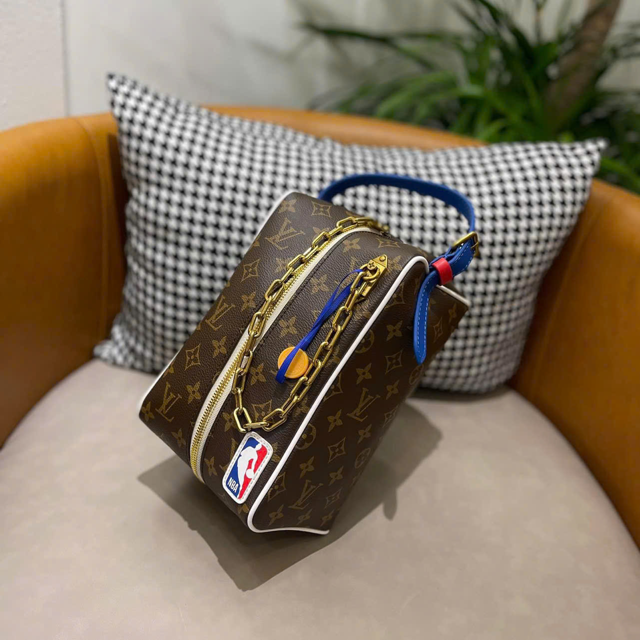 Túi Clutch cầm tay Louis Vuitton LV Nâu họa tiết hoa vân logo LV phối dây Xanh Like Auth Fullbox phụ kiện DDT