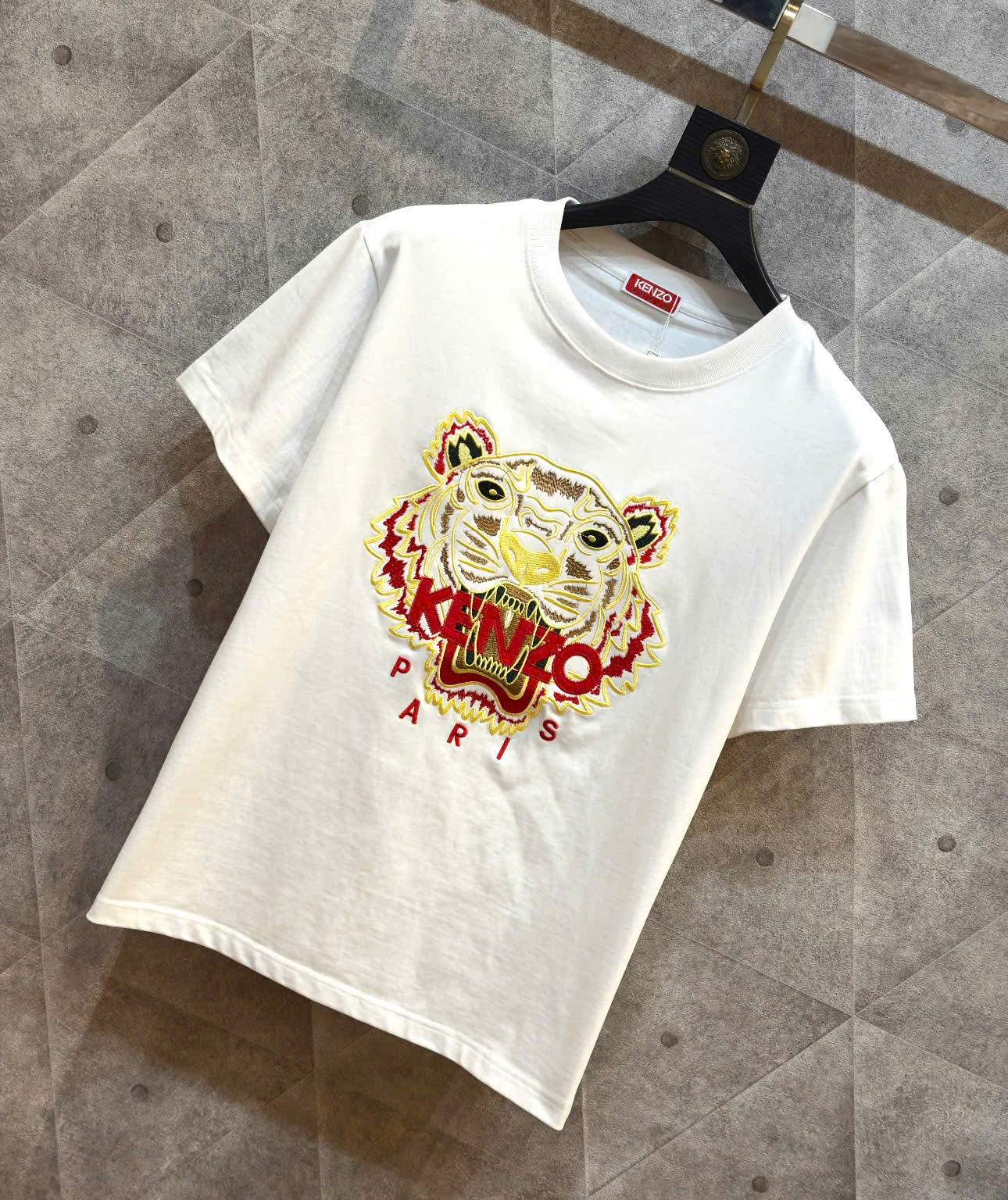 Áo phông T-shirt Kenzo KZ Trắng họa tiết Hổ Vàng logo chữ Đỏ thêu Like Auth on web DDT