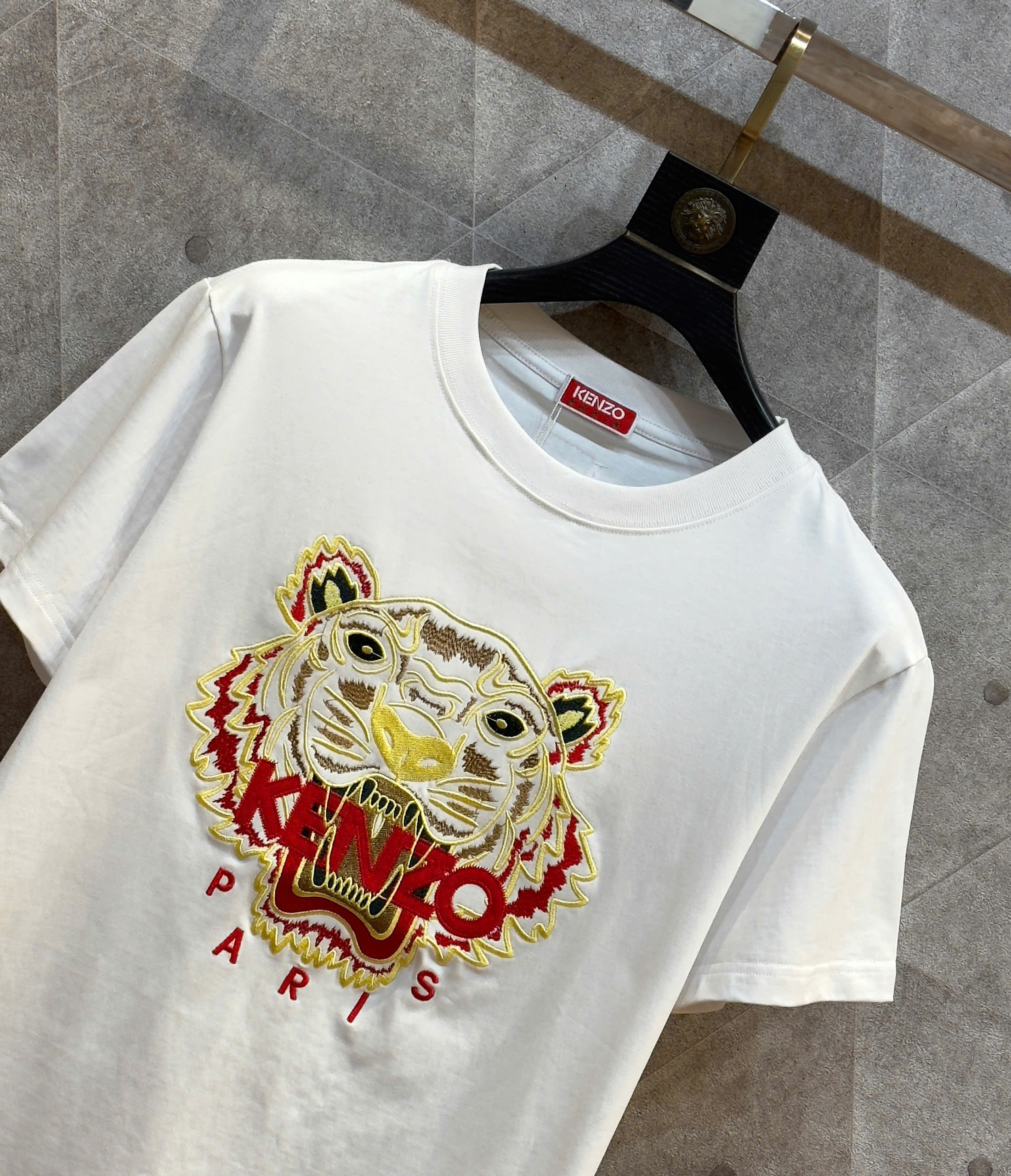 Áo phông T-shirt Kenzo KZ Trắng họa tiết Hổ Vàng logo chữ Đỏ thêu Like Auth on web DDT