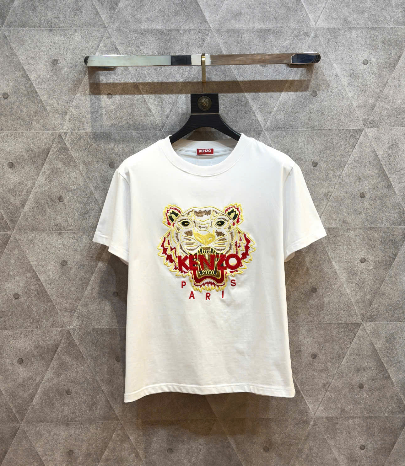 Áo phông T-shirt Kenzo KZ Trắng họa tiết Hổ Vàng logo chữ Đỏ thêu Like Auth on web DDT