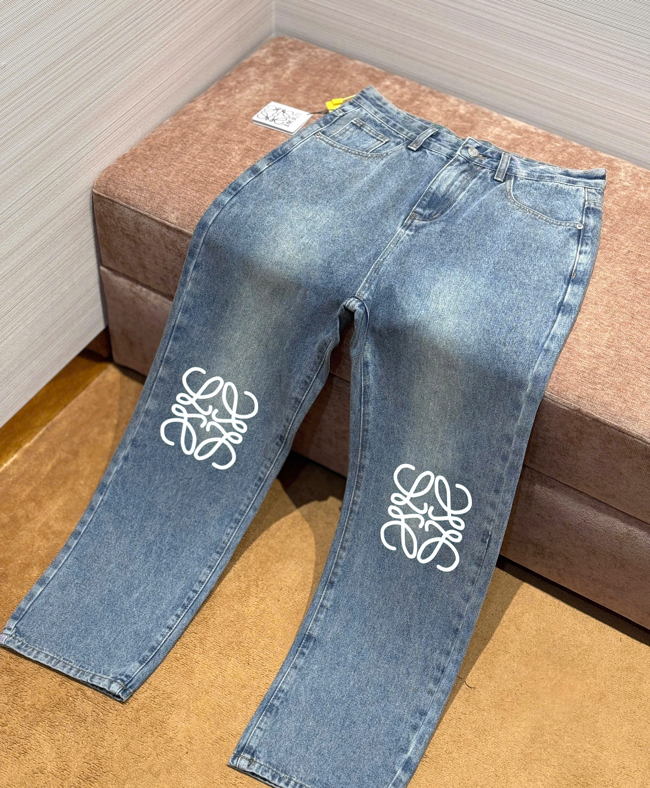 Quần Jean ống suông Loewe LW Xanh bạc logo gối Like Auth on web DDT
