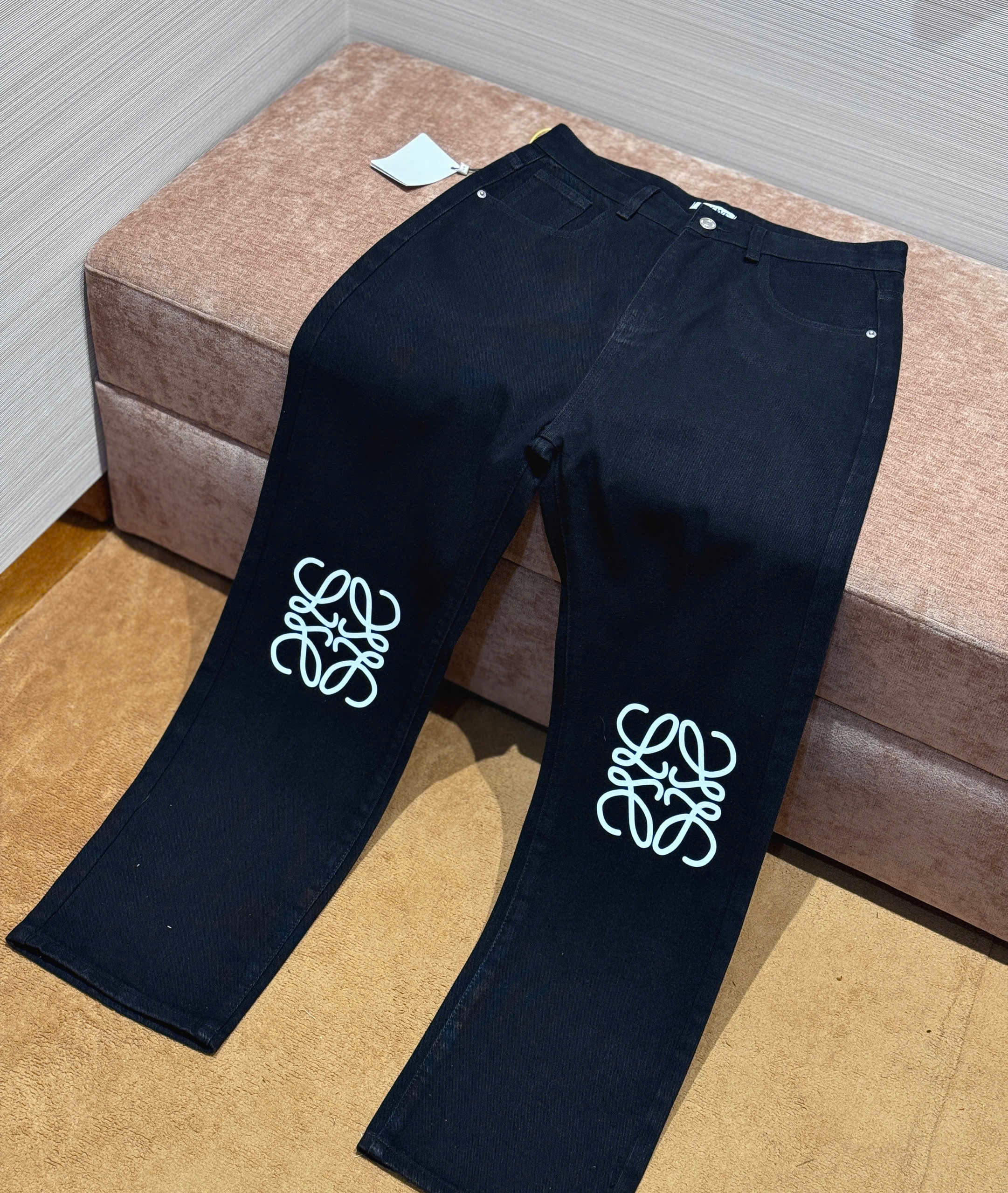 Quần Jean ống suông Loewe LW Đen logo gối Like Auth on web DDT