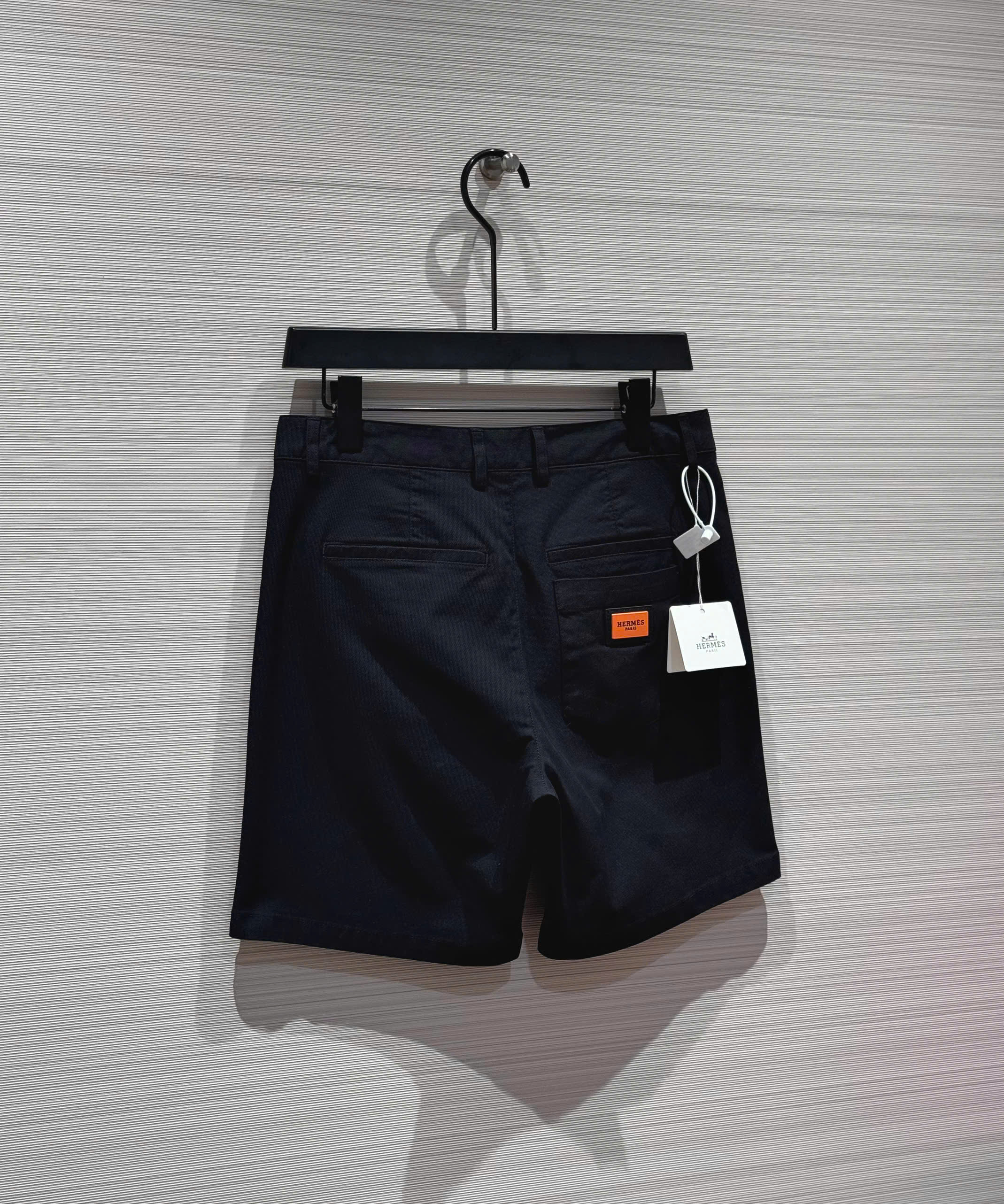 Quần short kaki Hermes HM Đen trơn logo tag vuông thêu Like Auth 1-1 on web DDT
