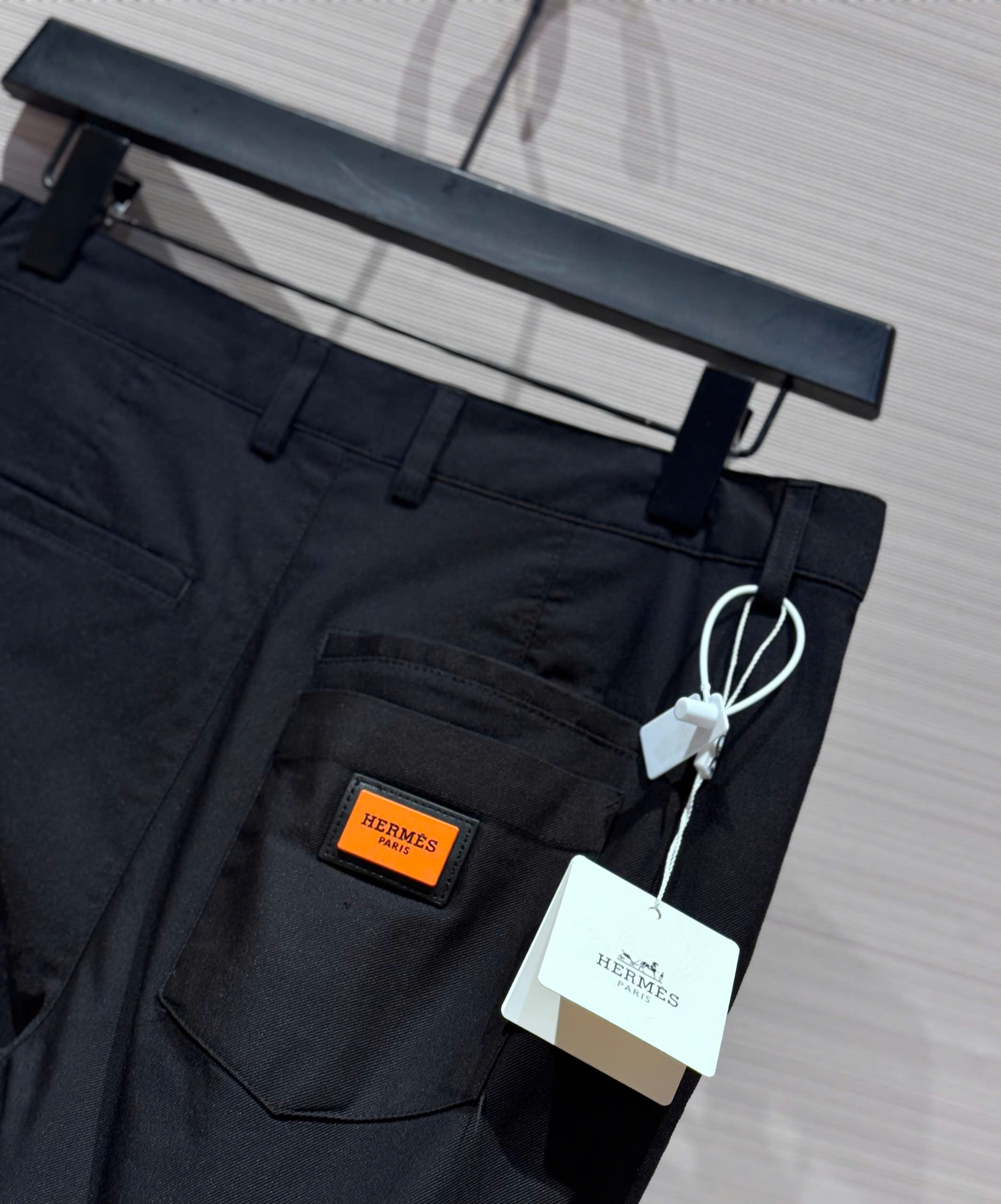 Quần short kaki Hermes HM Đen trơn logo tag vuông thêu Like Auth 1-1 on web DDT