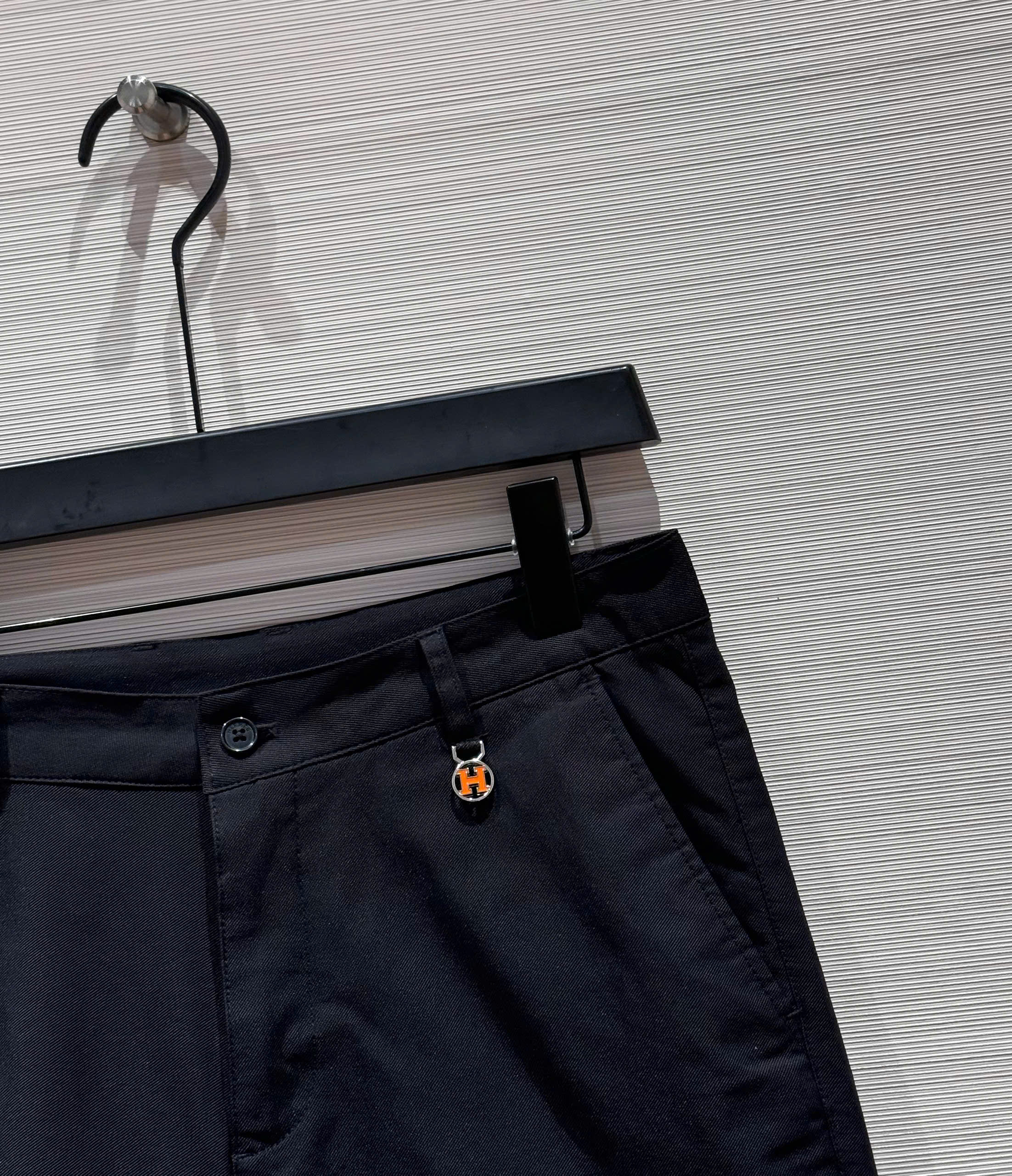Quần short kaki Hermes HM Đen trơn logo tag vuông thêu Like Auth 1-1 on web DDT