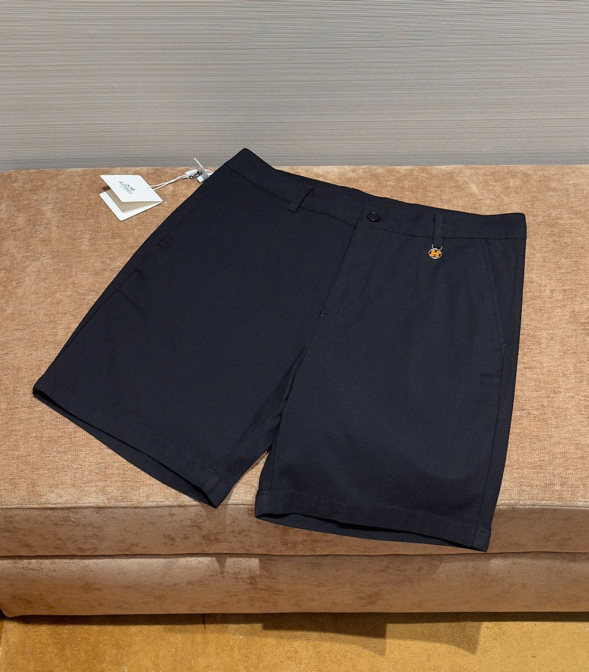 Quần short kaki Hermes HM Đen trơn logo tag vuông thêu Like Auth 1-1 on web DDT